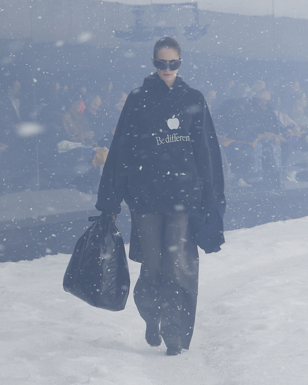Demna Gvasalia以反戰宣言聲援烏克蘭難民丨細數Balenciaga 2022冬季360°系列8大亮點