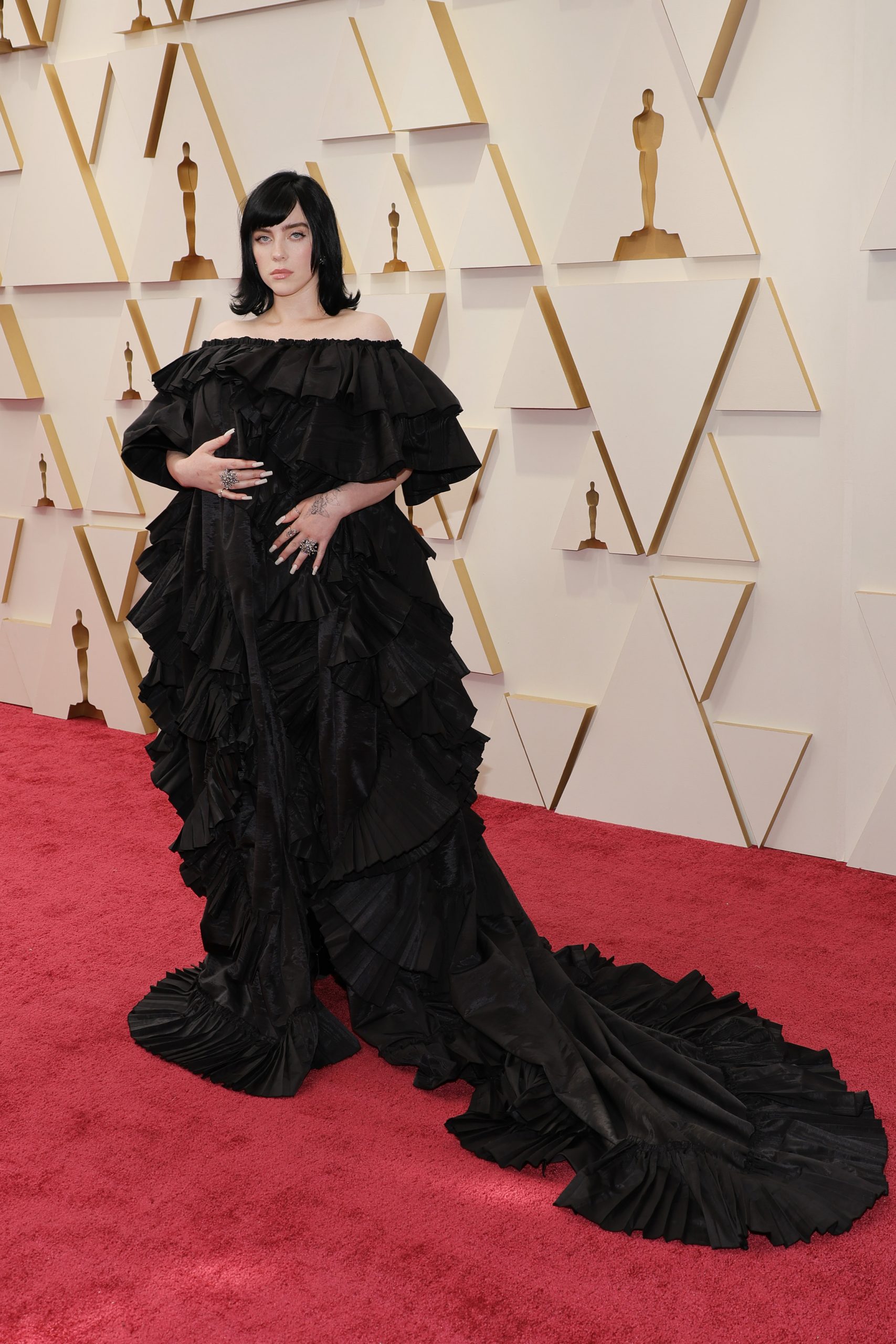 2022奧斯卡紅地毯造型盤點丨Timothée Chalamet穿女裝亮相、Zendaya一身露臍盡顯性感氣息