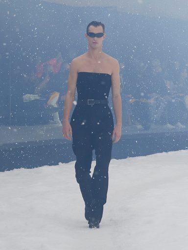 Demna Gvasalia以反戰宣言聲援烏克蘭難民丨細數Balenciaga 2022冬季360°系列8大亮點