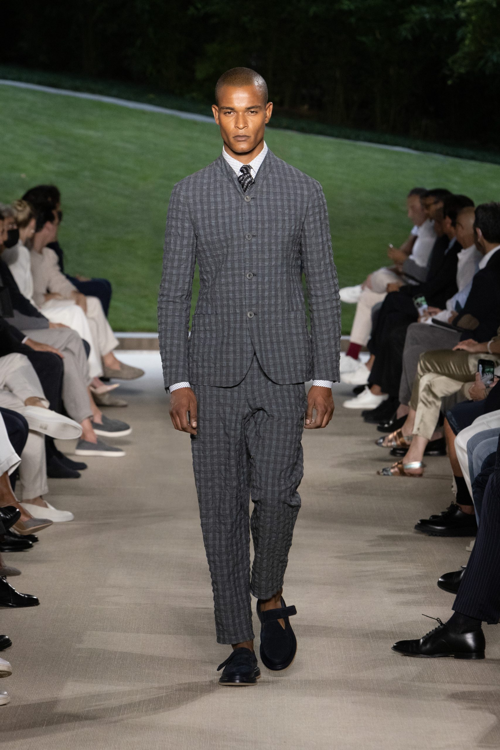 為新一季衣櫥增添時尚單品｜以Giorgio Armani 2022 春夏男裝系列襯出時尚感