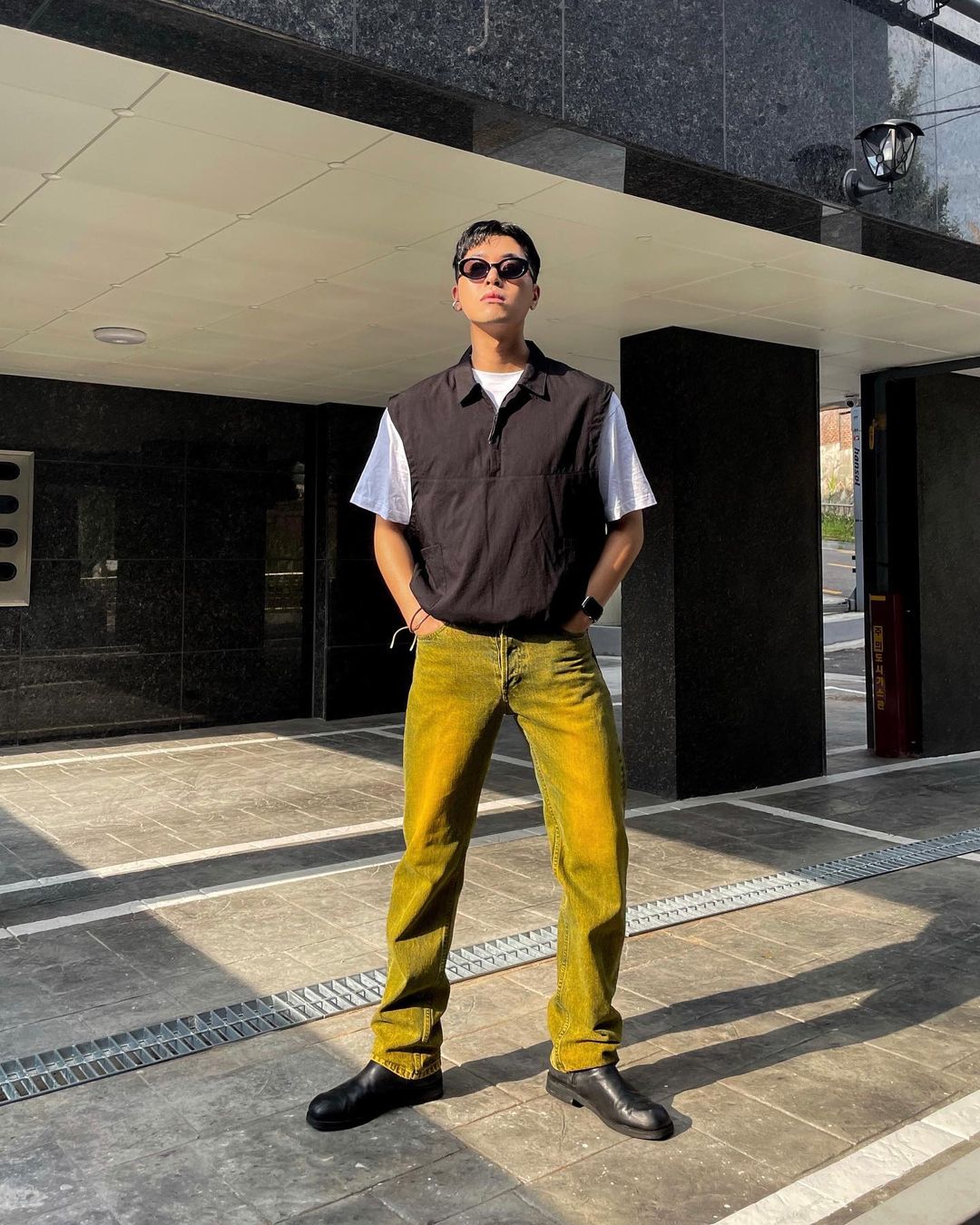 白Tee如何穿才不單調？學會這4個初夏T恤穿搭技巧讓你一秒變型男