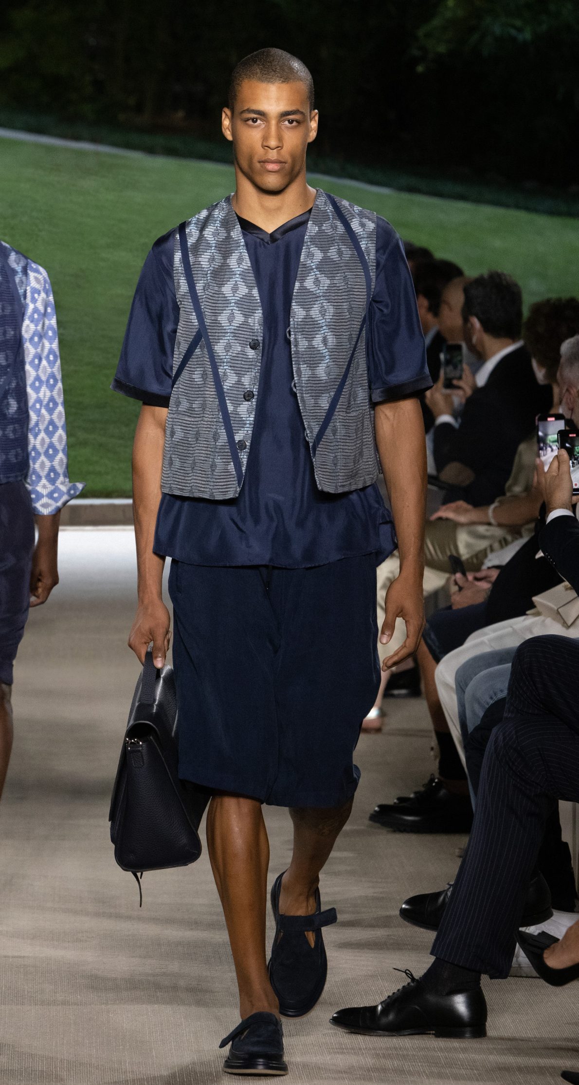 為新一季衣櫥增添時尚單品｜以Giorgio Armani 2022 春夏男裝系列襯出時尚感
