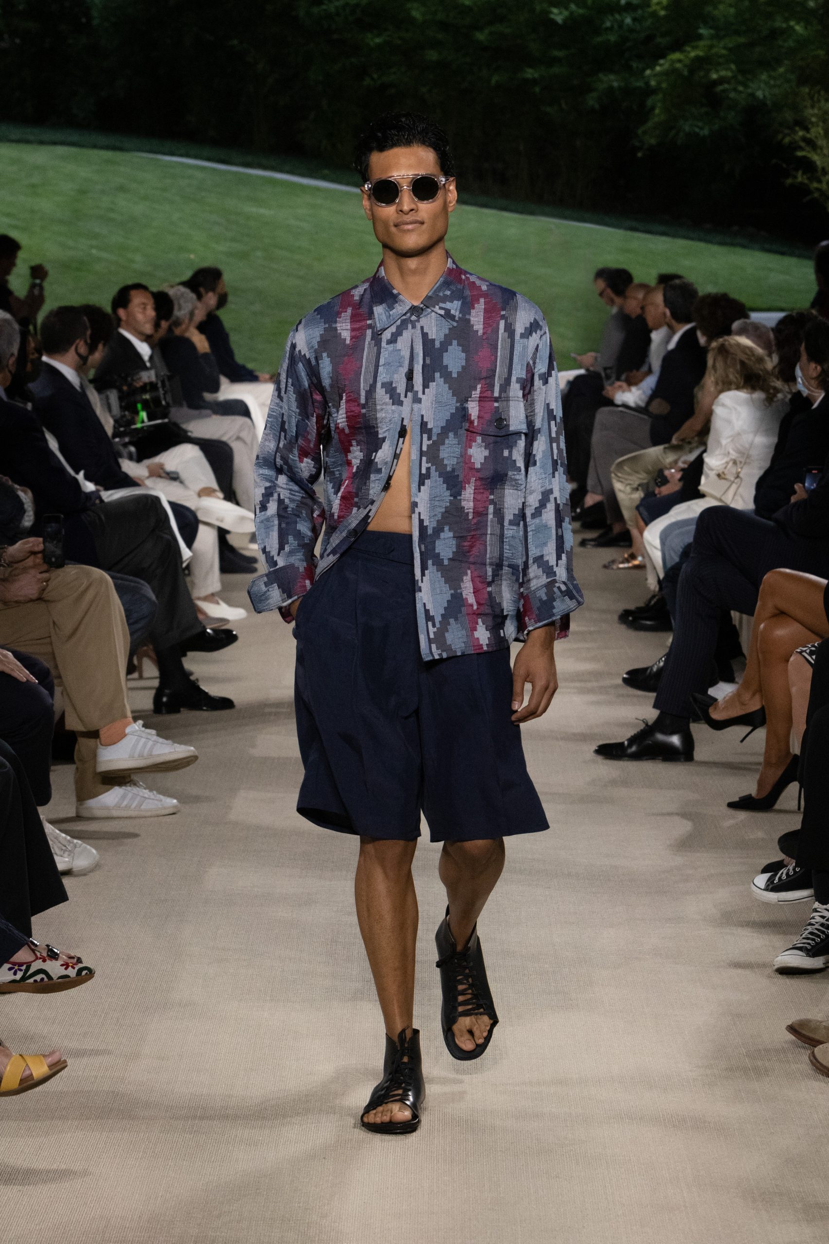 為新一季衣櫥增添時尚單品｜以Giorgio Armani 2022 春夏男裝系列襯出時尚感