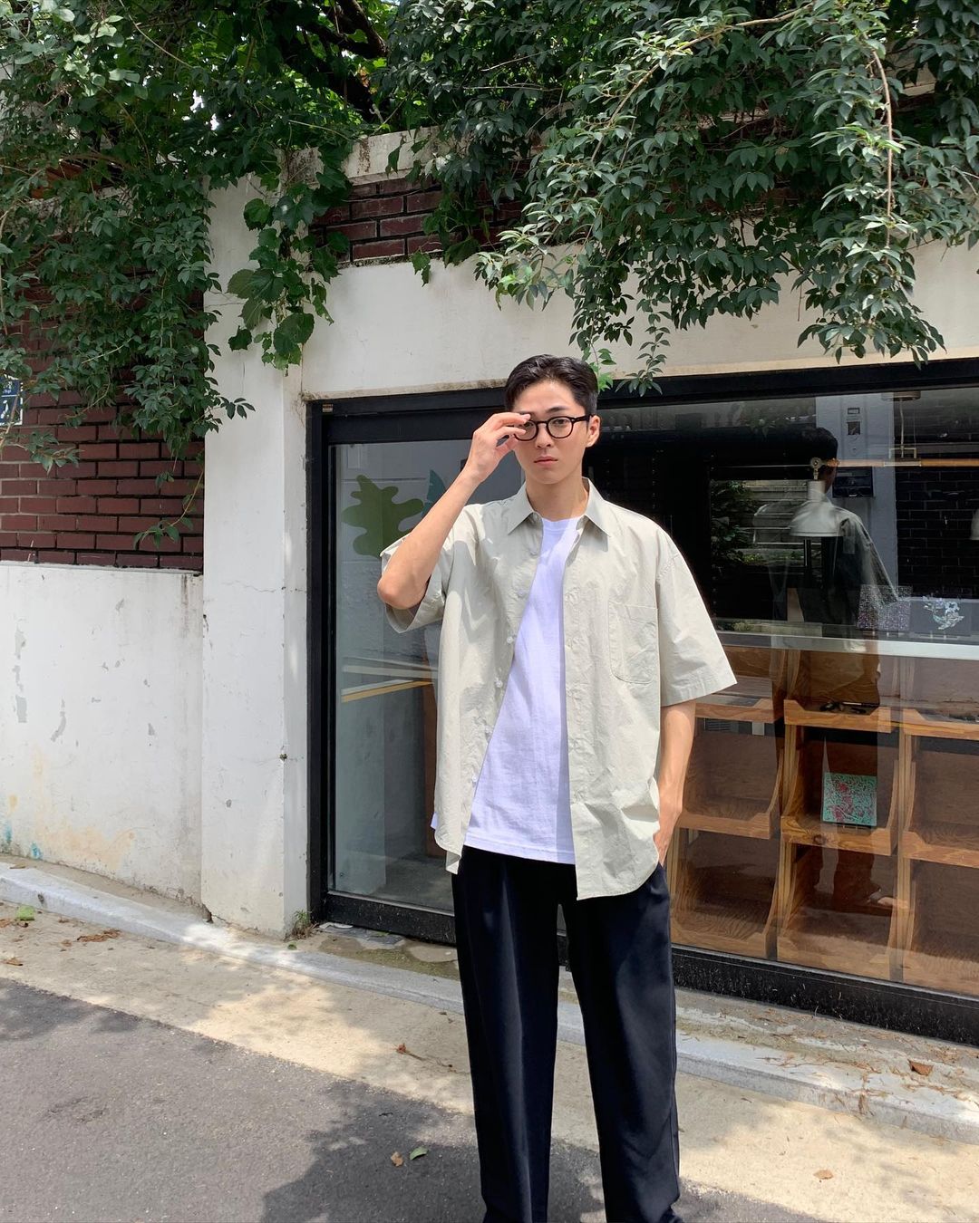 白Tee如何穿才不單調？學會這4個初夏T恤穿搭技巧讓你一秒變型男
