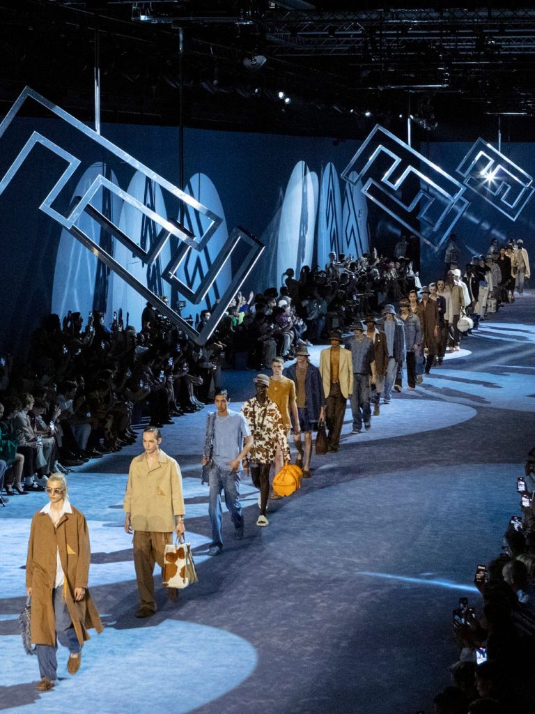 夏日波希米亞時尚、流蘇牛仔布、牛皮圖案的型格演繹丨Fendi 2023春夏系列9個必看重點