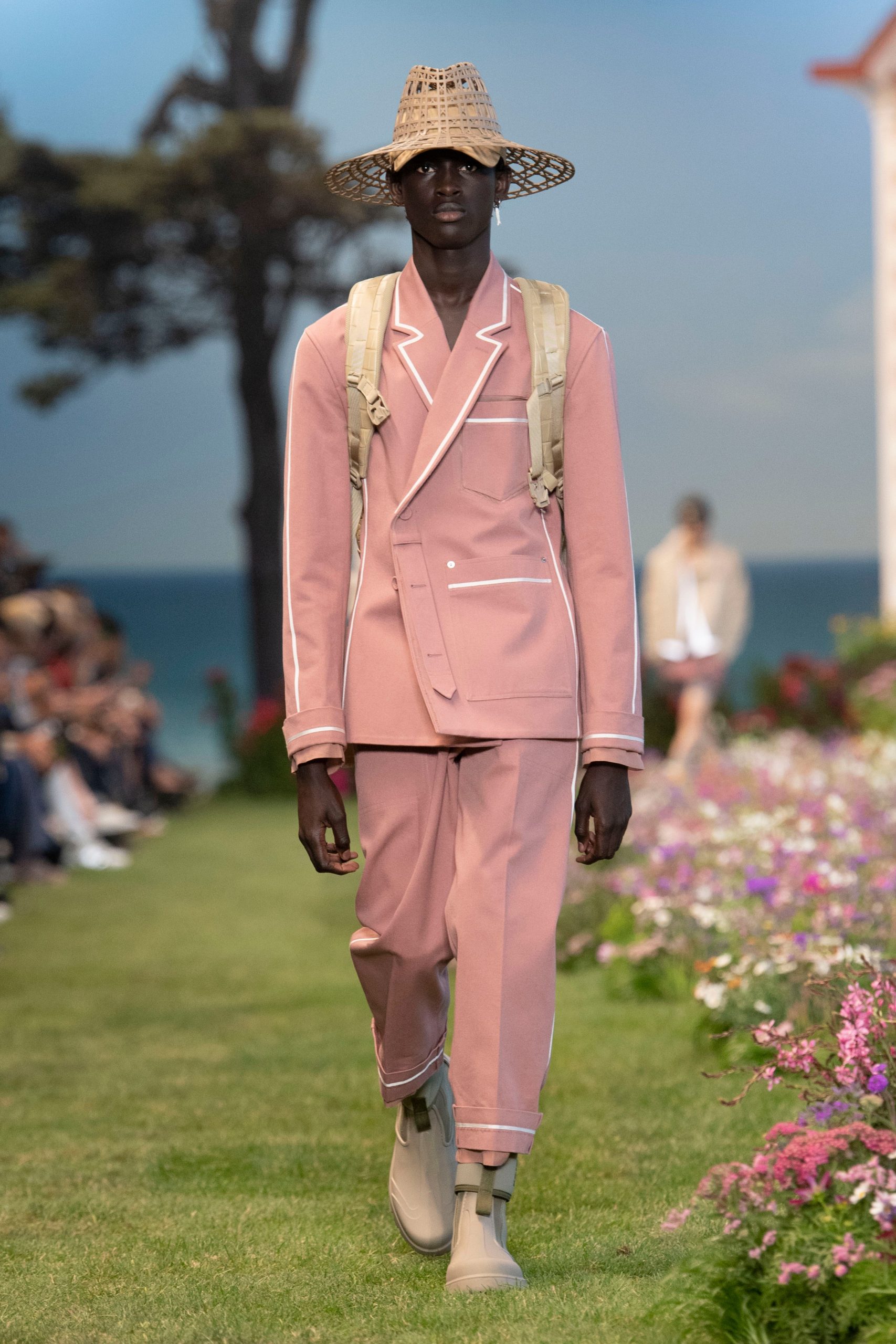 重現Christian Dior先生童年花園、Mystery Ranch聯乘系列 | Dior Men 2023春夏時裝騷7大看點一覽Christian Dior童年花園、Mystery Ranch聯乘系列 | Dior 2023春夏男裝時裝騷7大看點一覽