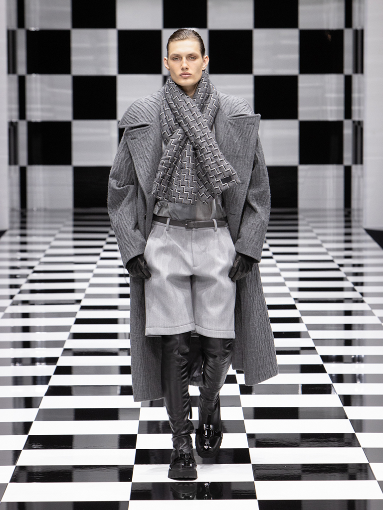利用不同程度的灰色突顯個人魅力丨Emporio Armani 2022秋冬男裝系列