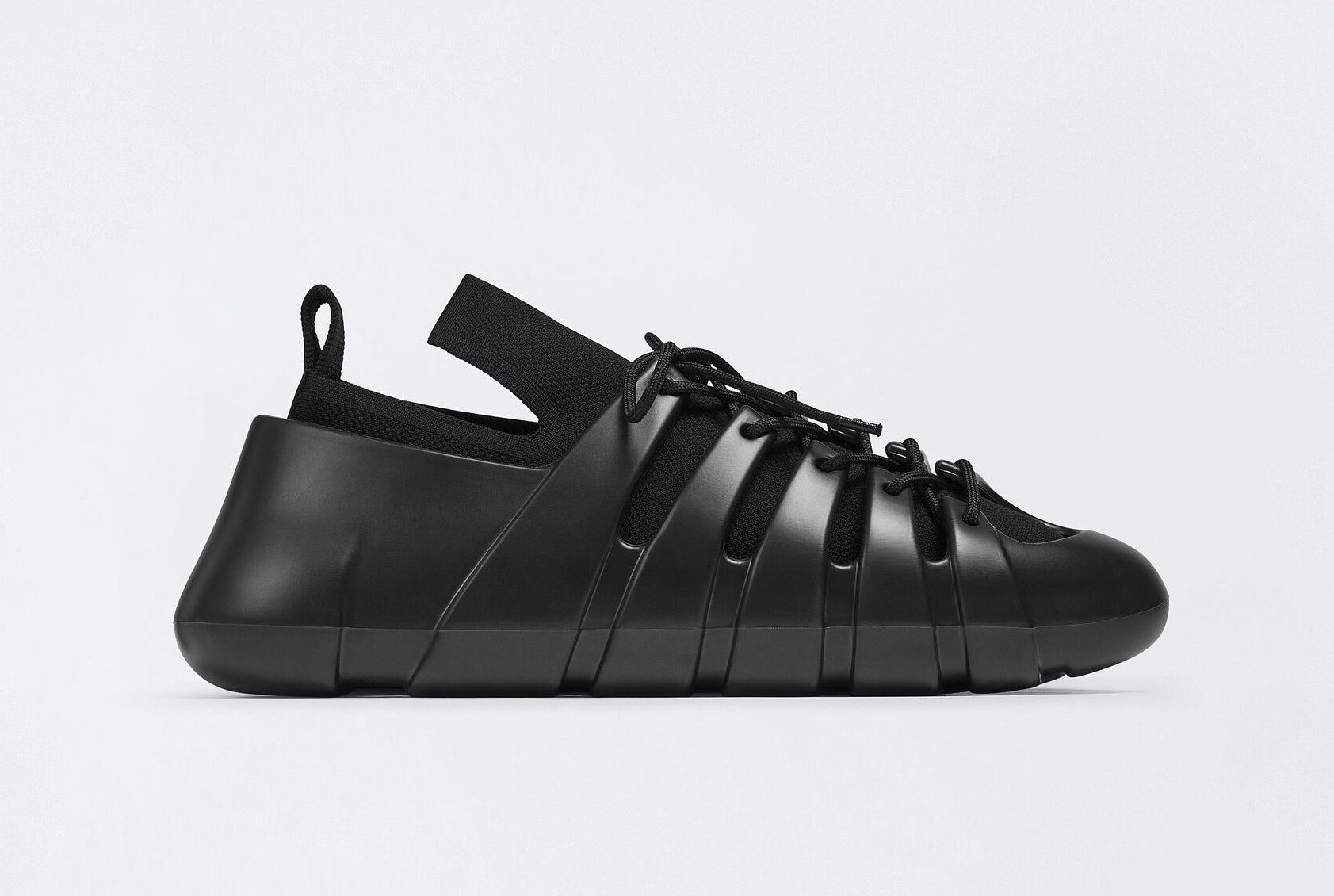 成為2022年最潮鞋款丨11款Balenciaga、Prada、YEEZY時尚橡膠鞋推介
