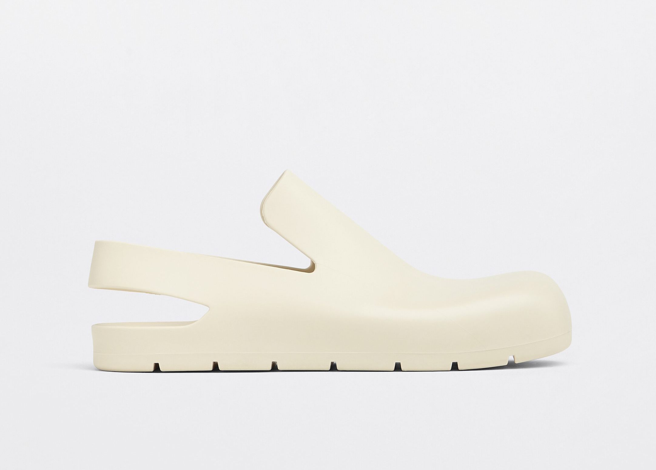 成為2022年最潮鞋款丨11款Balenciaga、Prada、YEEZY時尚橡膠鞋推介