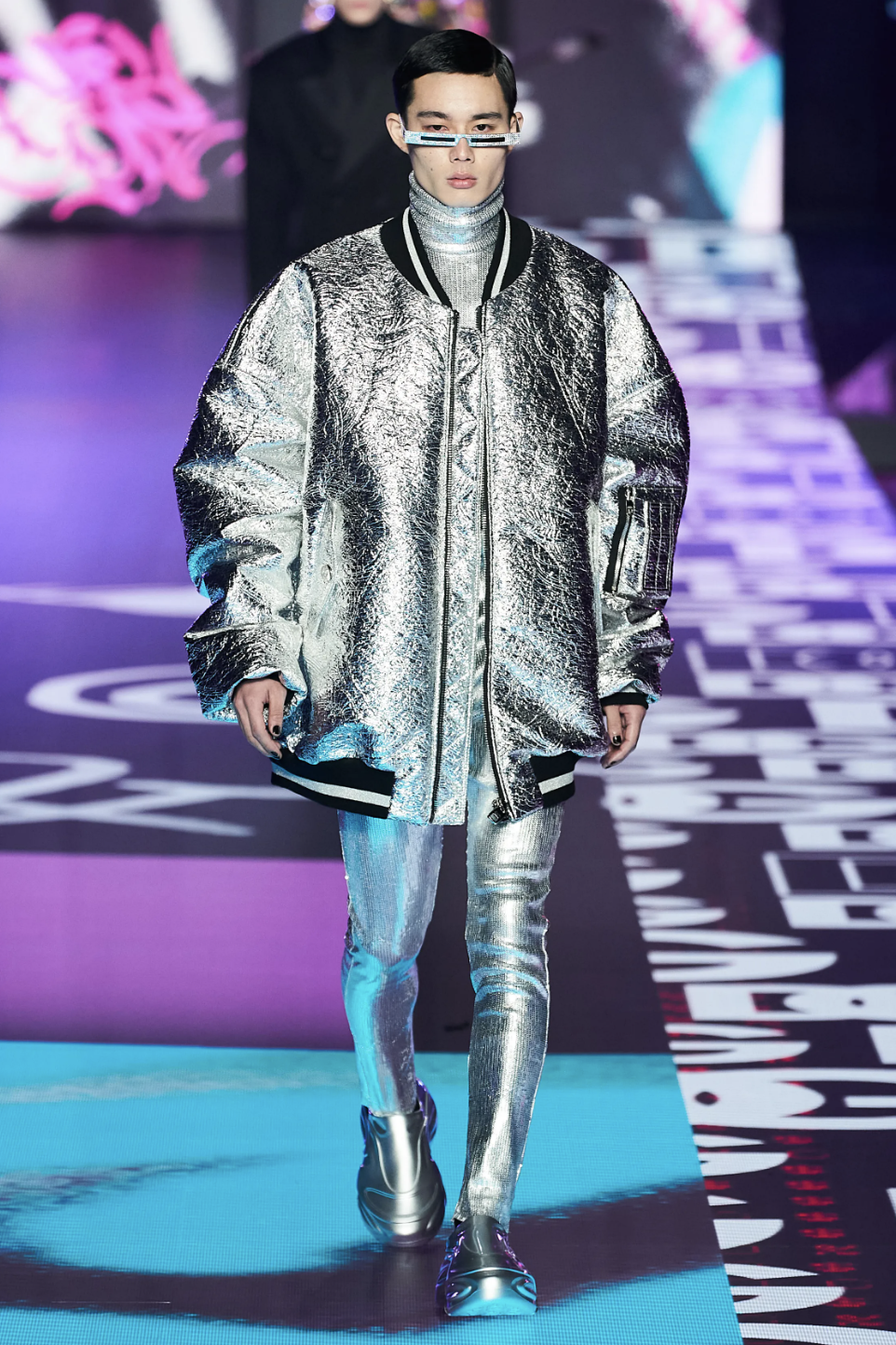 愈光亮愈流行！塑膠、亮面皮革等充滿Cyberpunk風格服飾再回歸