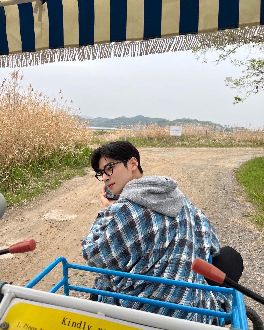 格紋潮流再次席捲時尚界丨EXO Kai、車銀優及Eddie Redmayne親身示範時尚格仔造型