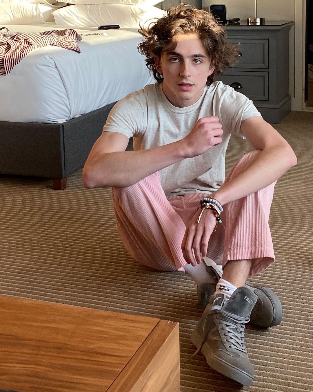 誰說男生不能穿粉紅色？由Brad Pitt、Timothée Chalamet話你知男人穿粉紅色才有魅力
