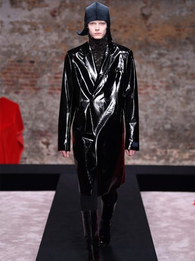 愈光亮愈流行！塑膠、亮面皮革等充滿Cyberpunk風格服飾再回歸