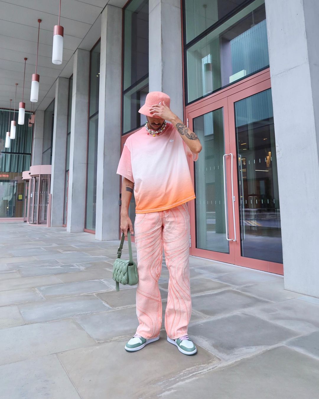了解時尚大熱的Bucket Hat由來，推介7個男生時尚的漁夫帽穿搭造型示範