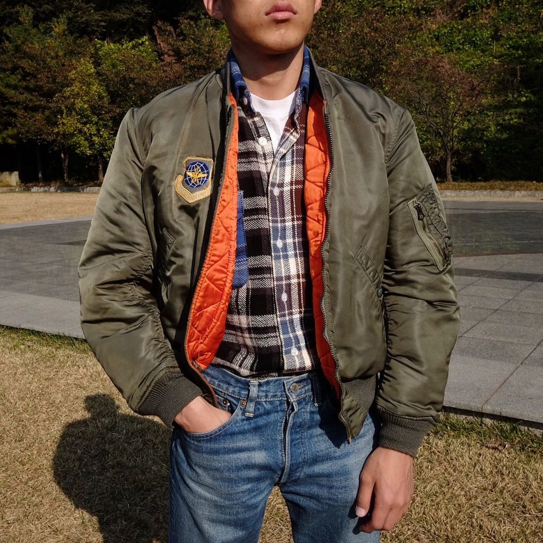 MA1軍褸外套的由來你要懂，了解當中歷史與7個Bomber Jacket穿搭配襯造型示範