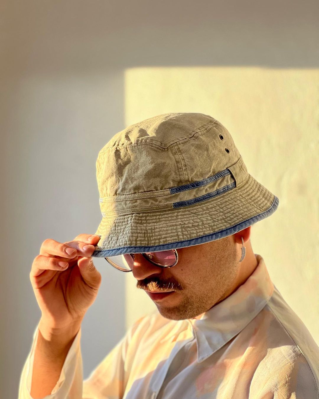 了解時尚大熱的Bucket Hat由來，推介7個男生時尚的漁夫帽穿搭造型示範