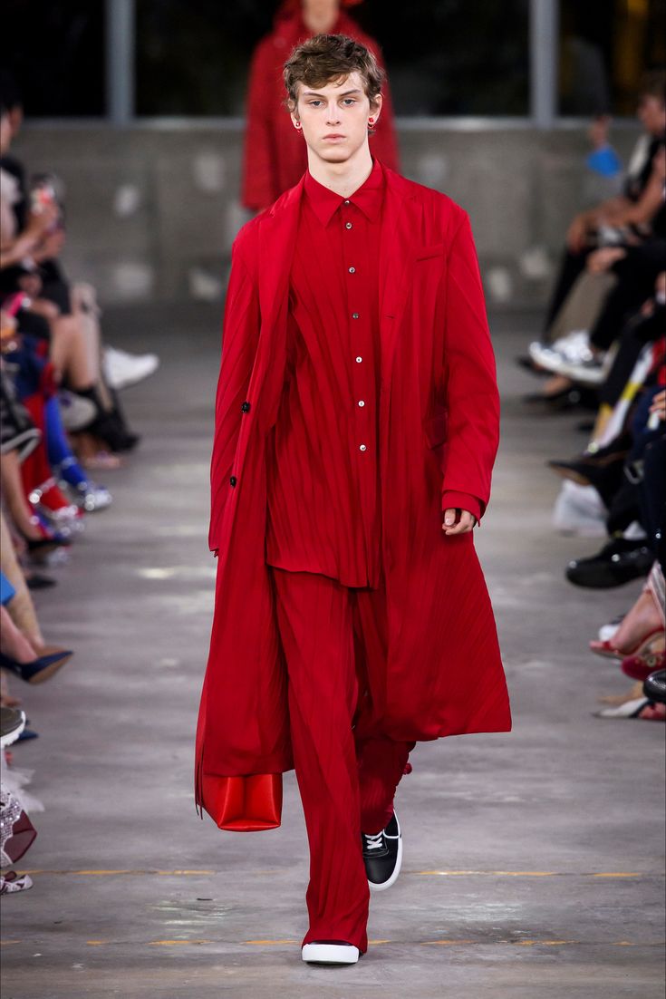 從Pantone 2023年度代表色到Valentino螢光粉紅：男裝即將掀起洋紅色熱潮