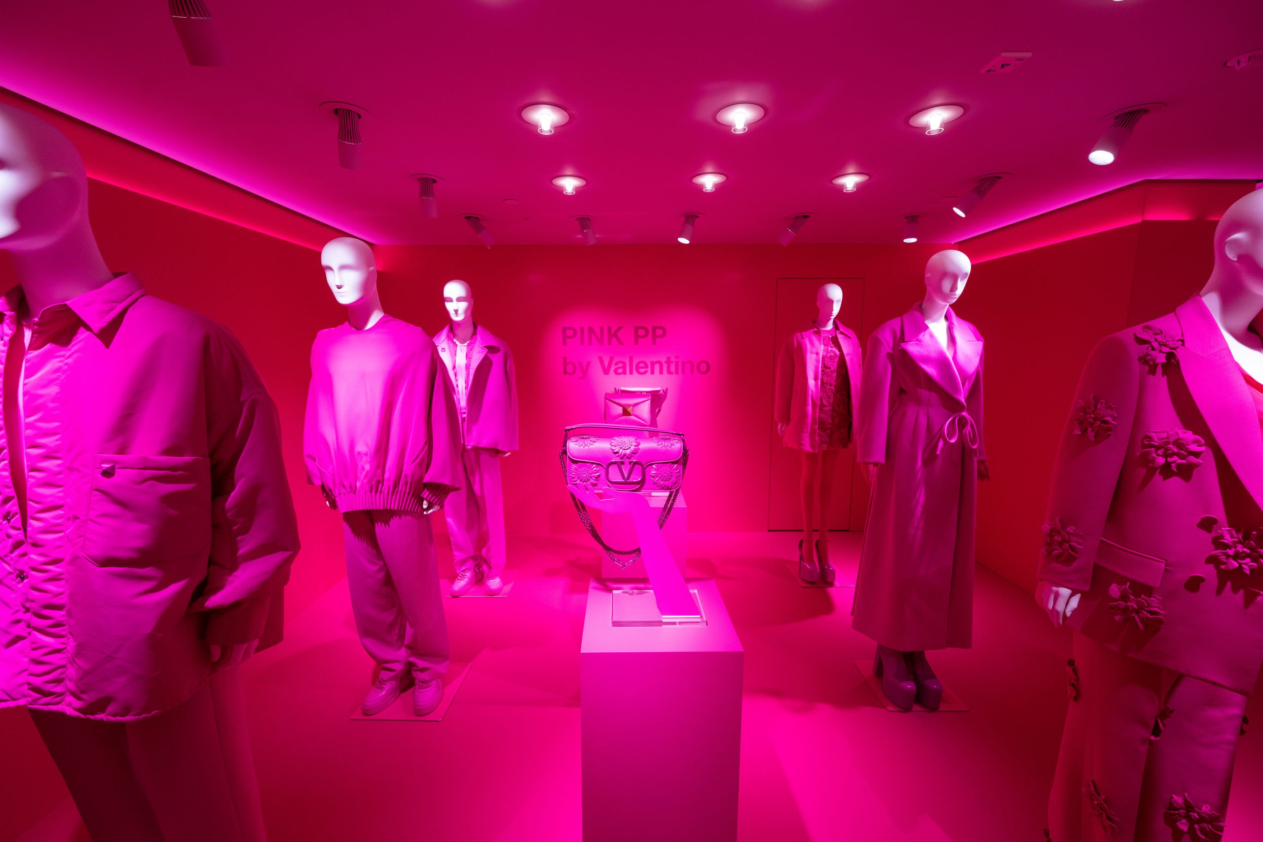 從Pantone 2023年度代表色到Valentino螢光粉紅：男裝即將掀起洋紅色熱潮