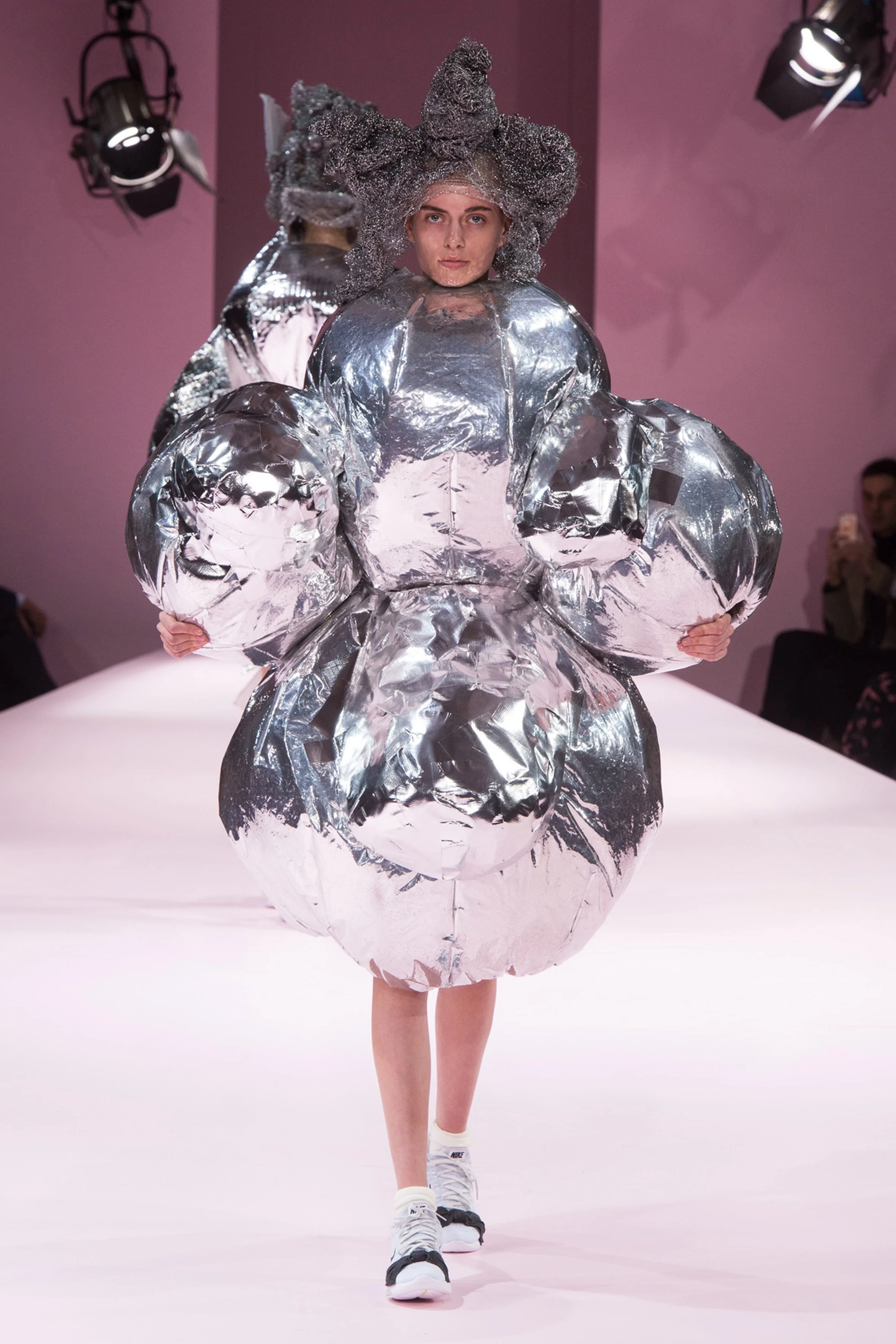 不採用先進技術就不能創新？Comme Des Garçons、Rick Owens以剪裁縫工技術就能創造出驚豔設計