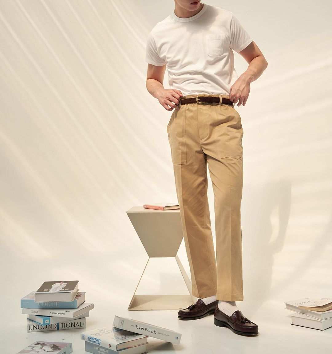 夏季男士卡其色休闲裤如何搭配各类单品既显时尚清爽又显优雅高级_衬衫_男装_白色