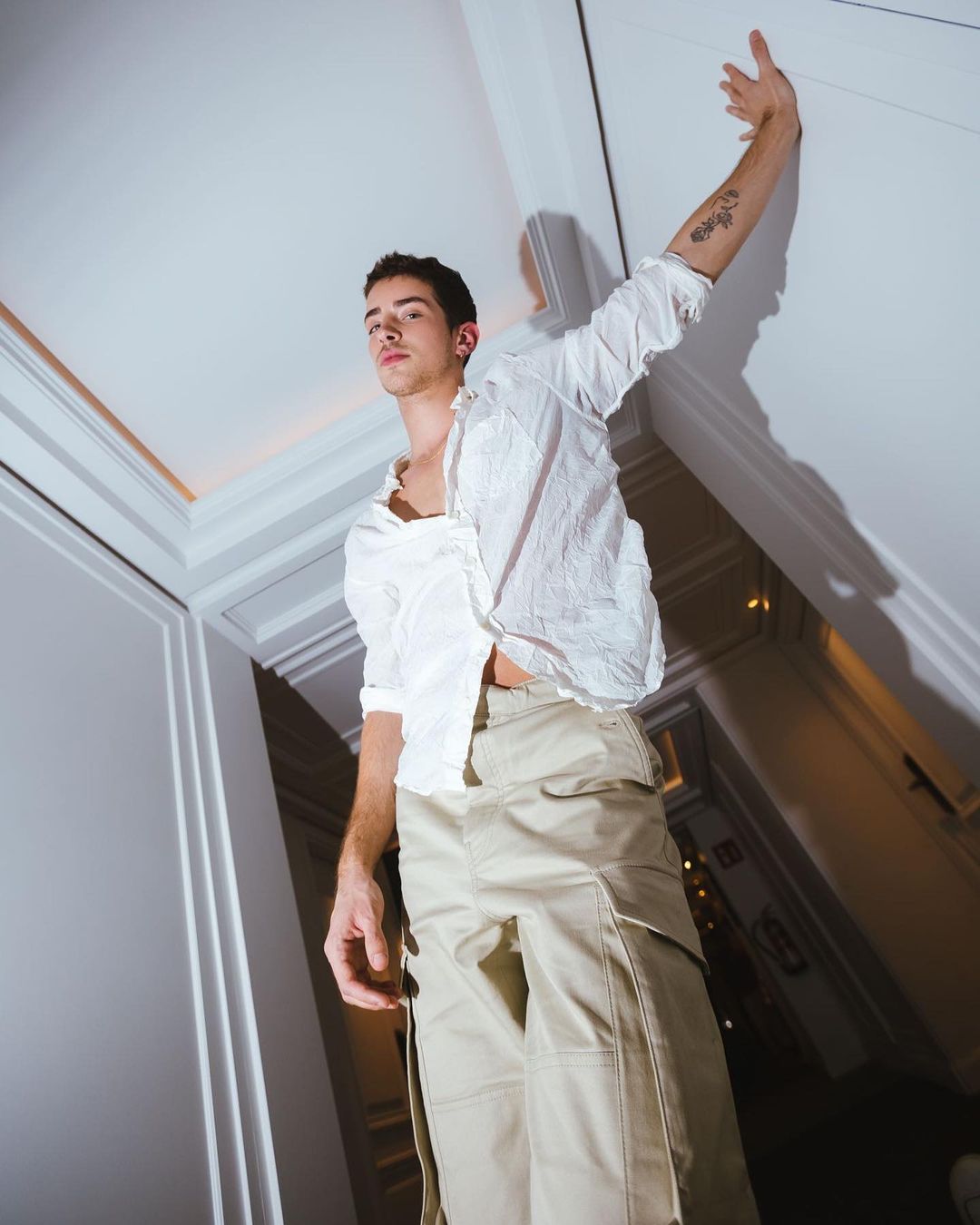 男生簡約白恤衫穿搭，參考8個隨性高級的時尚配襯示範