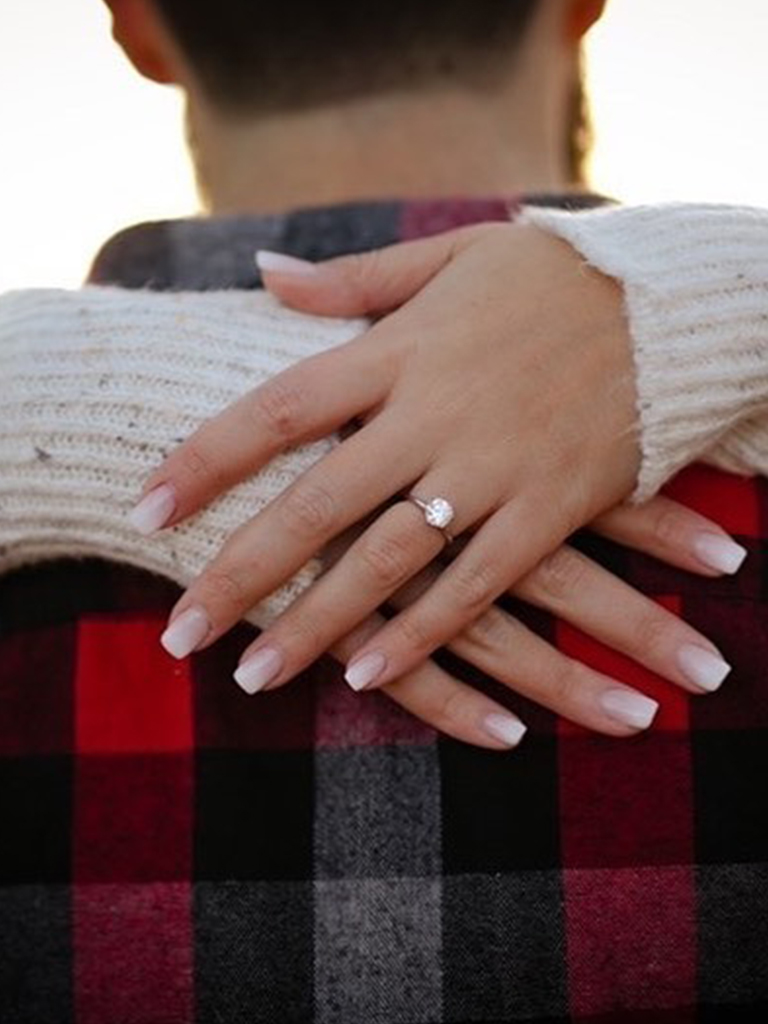 求婚戒指要有鑽石，求婚要學懂選擇鑽戒時的4C法則