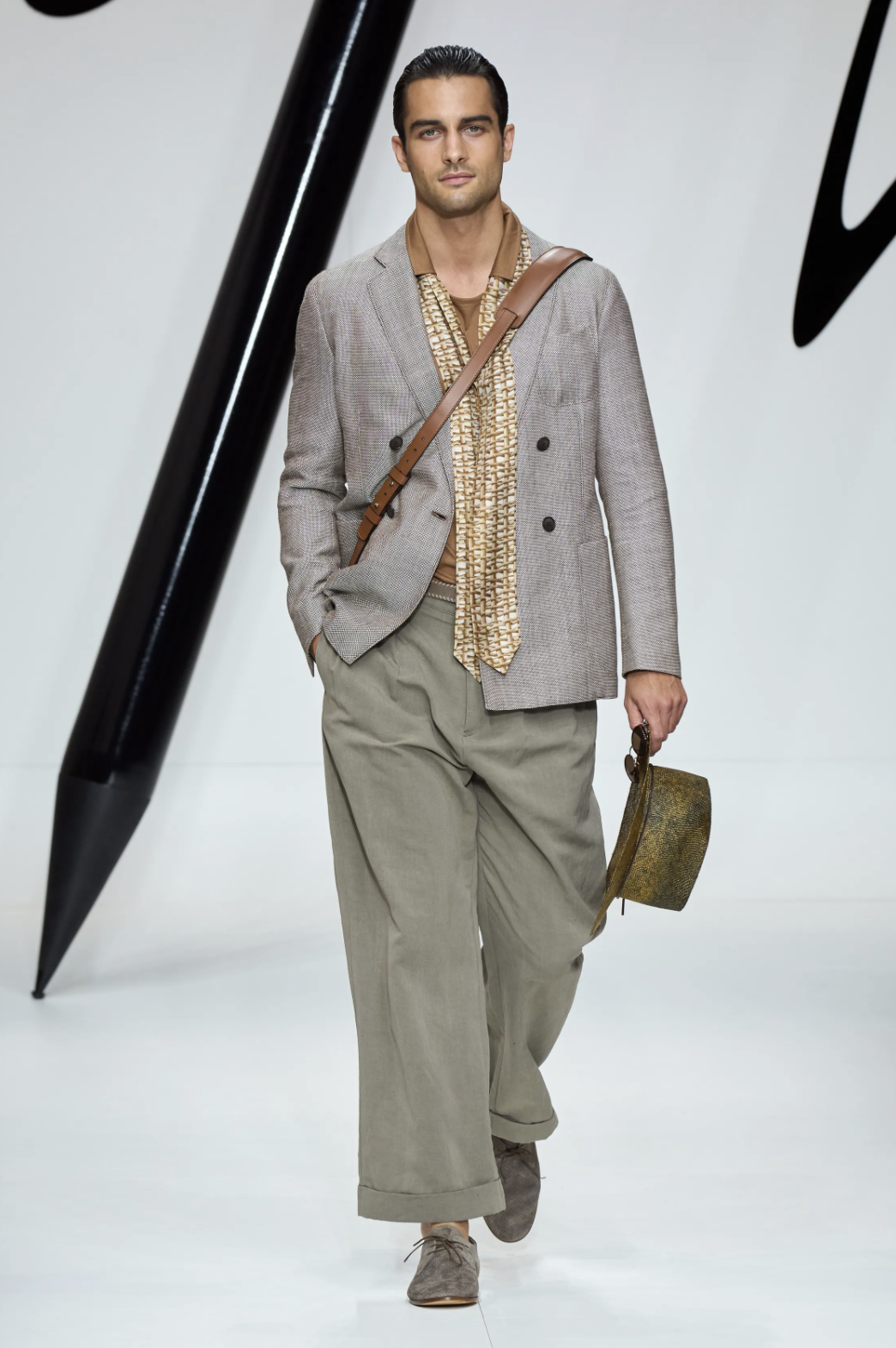 奧斯卡影帝Brendan Fraser撐場、以書寫為靈感丨Giorgio Armani 2024春夏男裝系列編織夏日故事