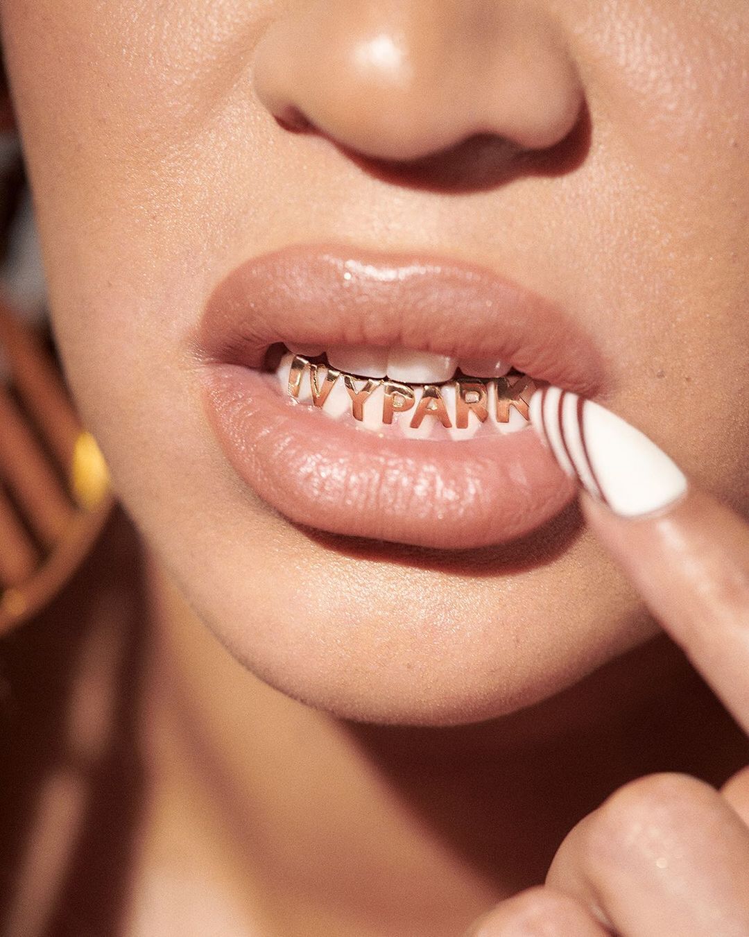 從Hip Hop的Grillz牙套到Y2K流行的Tooth Gems！認識牙飾歷史及牙鑽的安裝方法