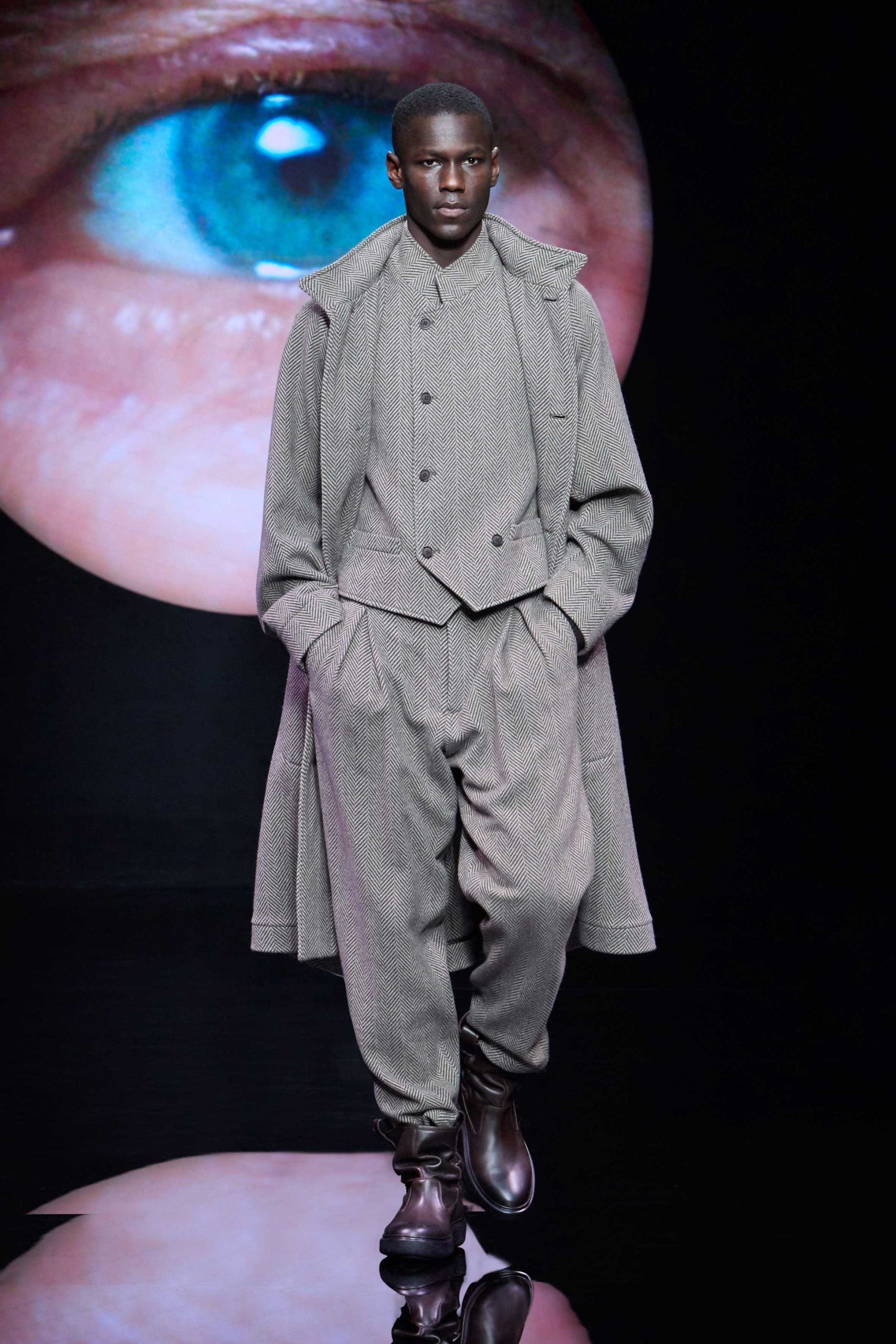 經典西裝、雪地裝及天鵝絨都是關鍵字 | Giorgio Armani 2024秋冬男裝系列的6大重點 
