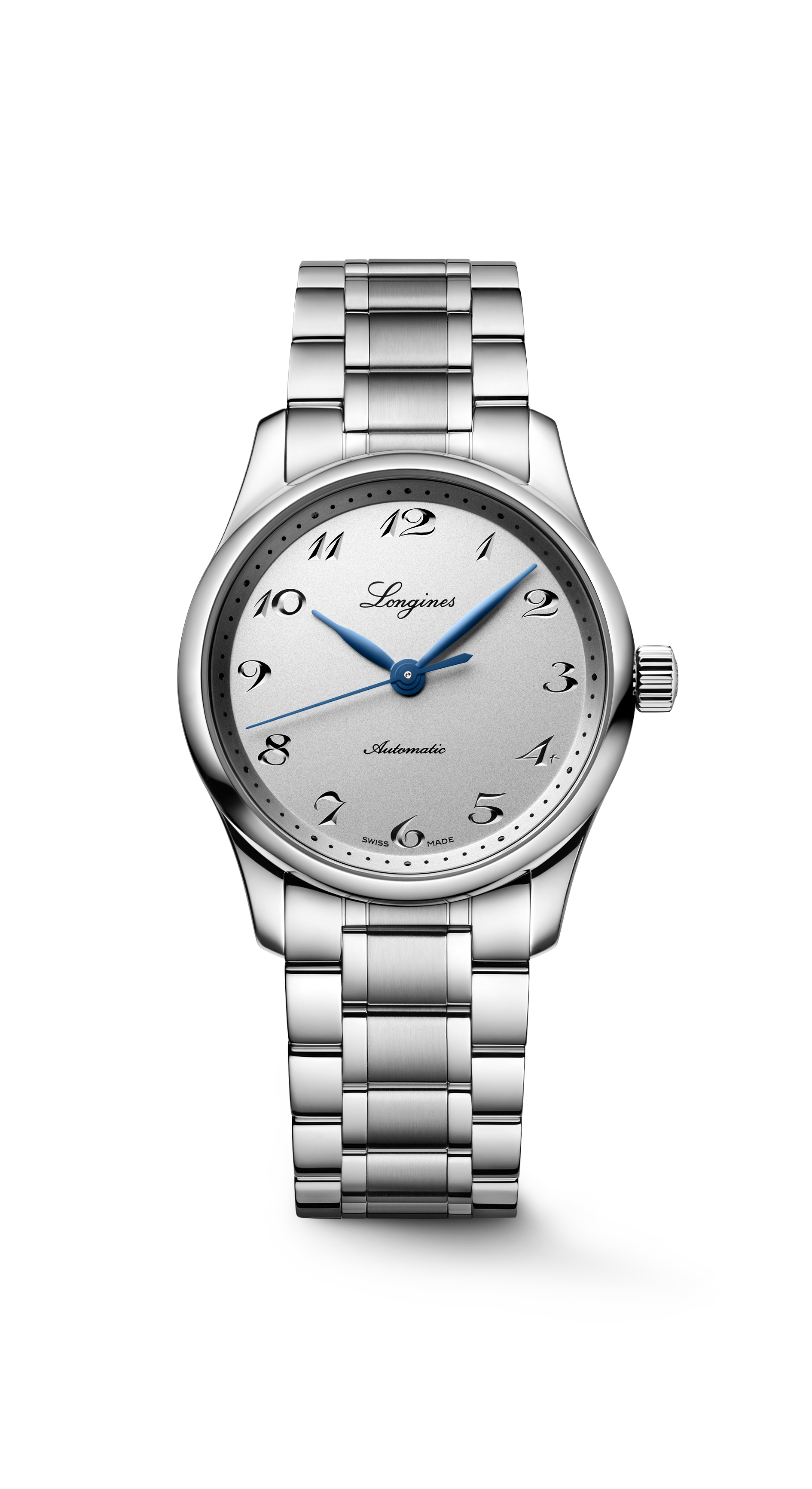 Longines Master Collection系列腕錶錶殼直徑雖然只有34毫米,尺寸也適合一些手腕線條纖幼的亞洲男士,佩戴上手更像古董腕錶,小巧精緻,能襯西裝穿戴。銀色噴砂錶細節宜人,以鐫刻技術飾有12個炭灰色時標,搭配中央藍鋼柳葉形指針指示時間。浪琴L888.5型自動機芯動力儲備長達72小時,用家通過錶冠可調校時間顯示裝置,錶背設有透明錶背透視機芯運轉,實用又有觀賞趣味。錶殼防水深度30米,足以在日常生活場合提供防水功能;配備錶鏈及三折式安全錶扣,舒適貼合手腕線條,性能基本實用。整體佈局簡潔,適合通過簡單造型配搭來展示復古型格。