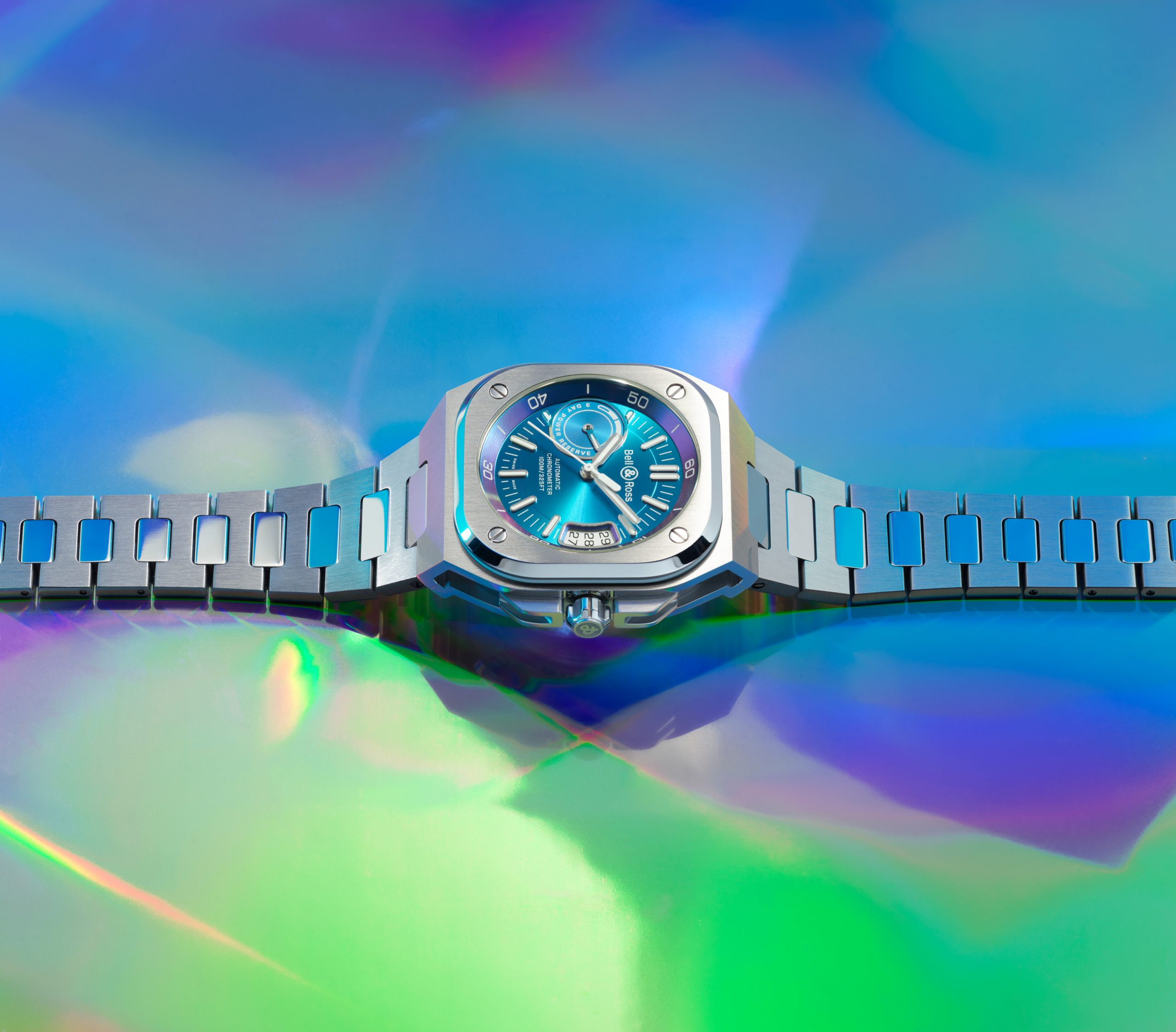 Bell & Ross BR-X5 Iridescent腕錶搭載幻彩色錶盤,隨不同角度折射出綠色、藍色至紫色,搭配太陽紋打磨,效果格外迷人。這枚一體式運動錶配備標誌方型精鋼錶殼和一錶帶,堅固搭載BR-CAL323型自動機芯,清晰顯示時間、日曆和動力儲存,美麗實用。腕錶精鋼組件經過緞面及拋光打磨,泛有含蓄銀色光澤,襯托幻彩太陽紋錶盤,光澤耀目而不刺眼,通過迷人虹霓彩光提升讀時體驗。