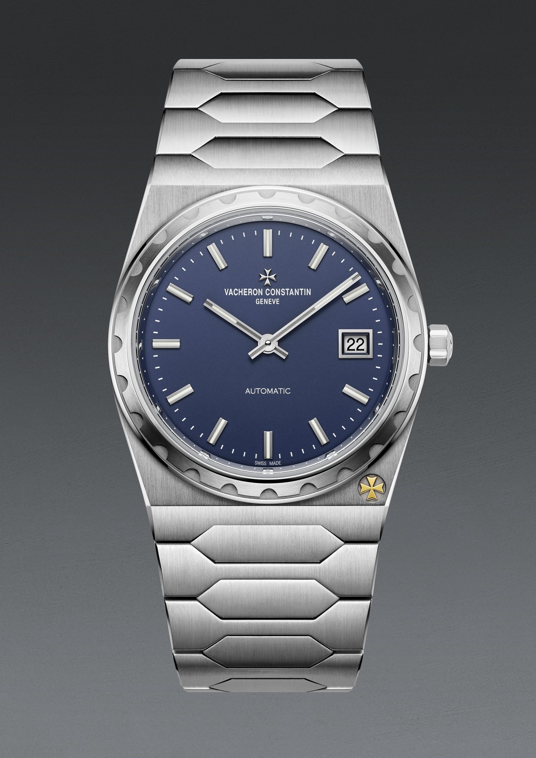 Vacheron Constantin江詩丹頓復刻版222腕錶進一步改良技術細節,通過現代技術演繹這款經典傑作。新作採用精鋼錶殼,直徑37毫米,配精鋼錶鏈,鏈節接合處經過重新設計,隱藏了原本外露的螺釘,原版兩段式錶扣也改為三段式錶扣。PHOTO/ VACHERON CONSTANTIN