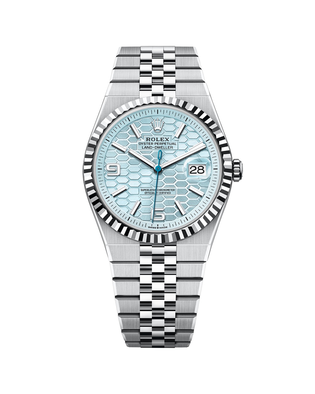 Rolex Oyster Perpetual Land-Dweller 40以鉑金蠔式錶殼鑲三角坑紋鉑金錶圈、鉑金旋入式錶背及藍水晶鏡面,搭載冰藍色太陽光效果蜂巢圖案錶盤。腕錶款式不同,性能同樣精準可靠,機芯內設多項先進專利裝置,平穩走時,可精準顯示1/10秒,裝殼後每日平均走時誤差在正負兩秒以內,動力儲備66小時,性能獲勞力士頂級天文台精密時計認證,彰顯精湛製錶技術水準。