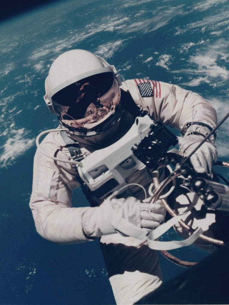相機見證歷史|美國首次太空漫步60周年