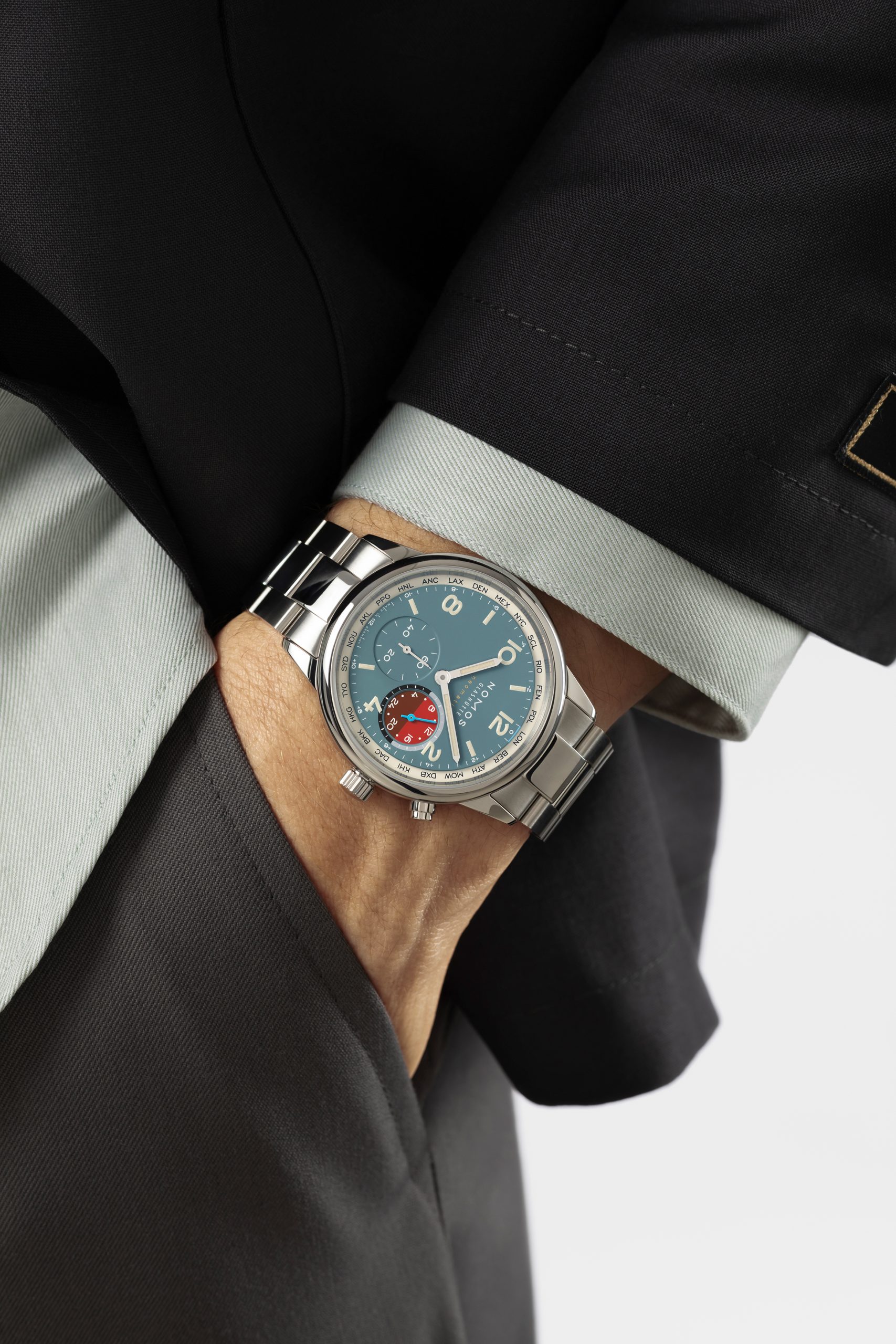 NOMOS Glasshütte Club Sport Neomatik Worldtimer Glacier世界時間腕錶以世界自然景象為配色靈感,推出全新Club Sport neomatik Worldtimer腕錶。上圖顯示的是為冰河主題版本,搭載自家DUW 3202自動機芯,動力儲備42小時,不僅提供世界24個時區顯示,還設有家鄉時間及晝夜指示顯示功能。PHOTO/ NOMOS GLASSHÜTTE