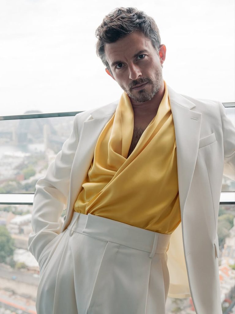 新一代型男Jonathan Bailey 的6大穿搭風格|從Armani 到銀色亮片造型,他這樣穿最時尚