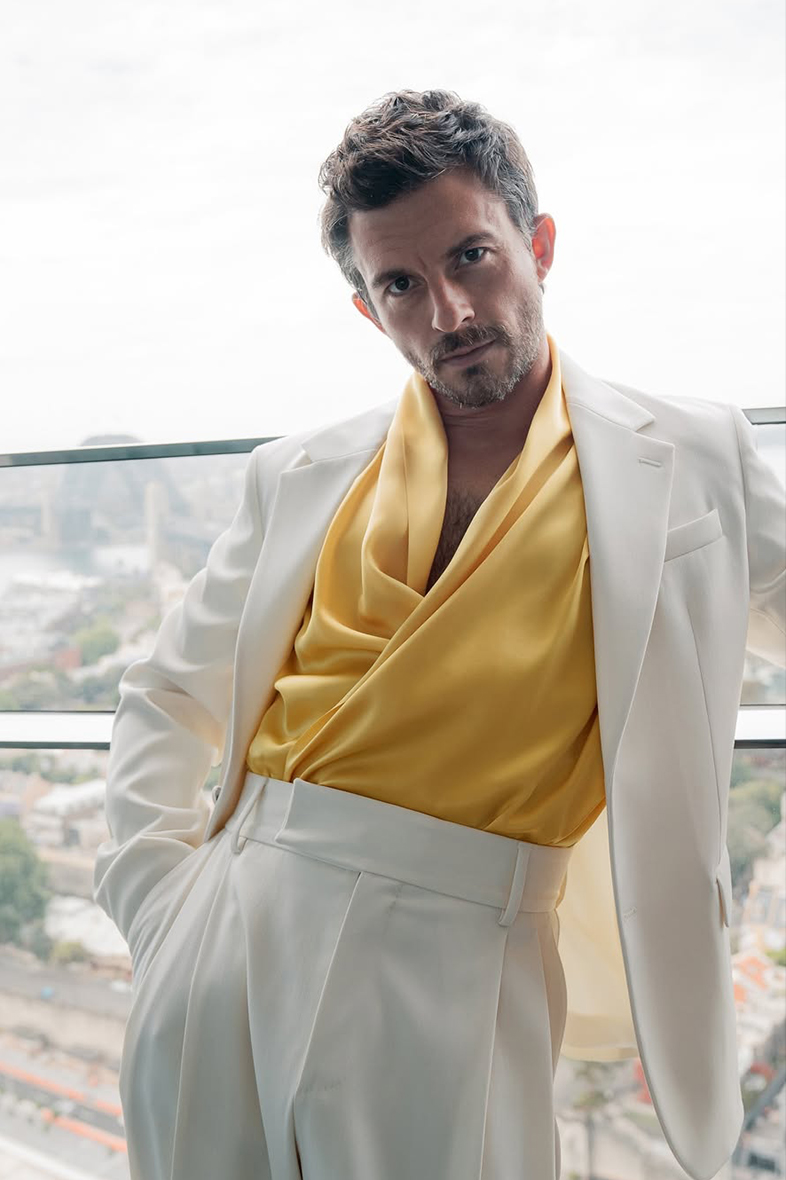 新一代型男Jonathan Bailey 的6大穿搭風格｜從Armani 到銀色亮片造型，他這樣穿最時尚