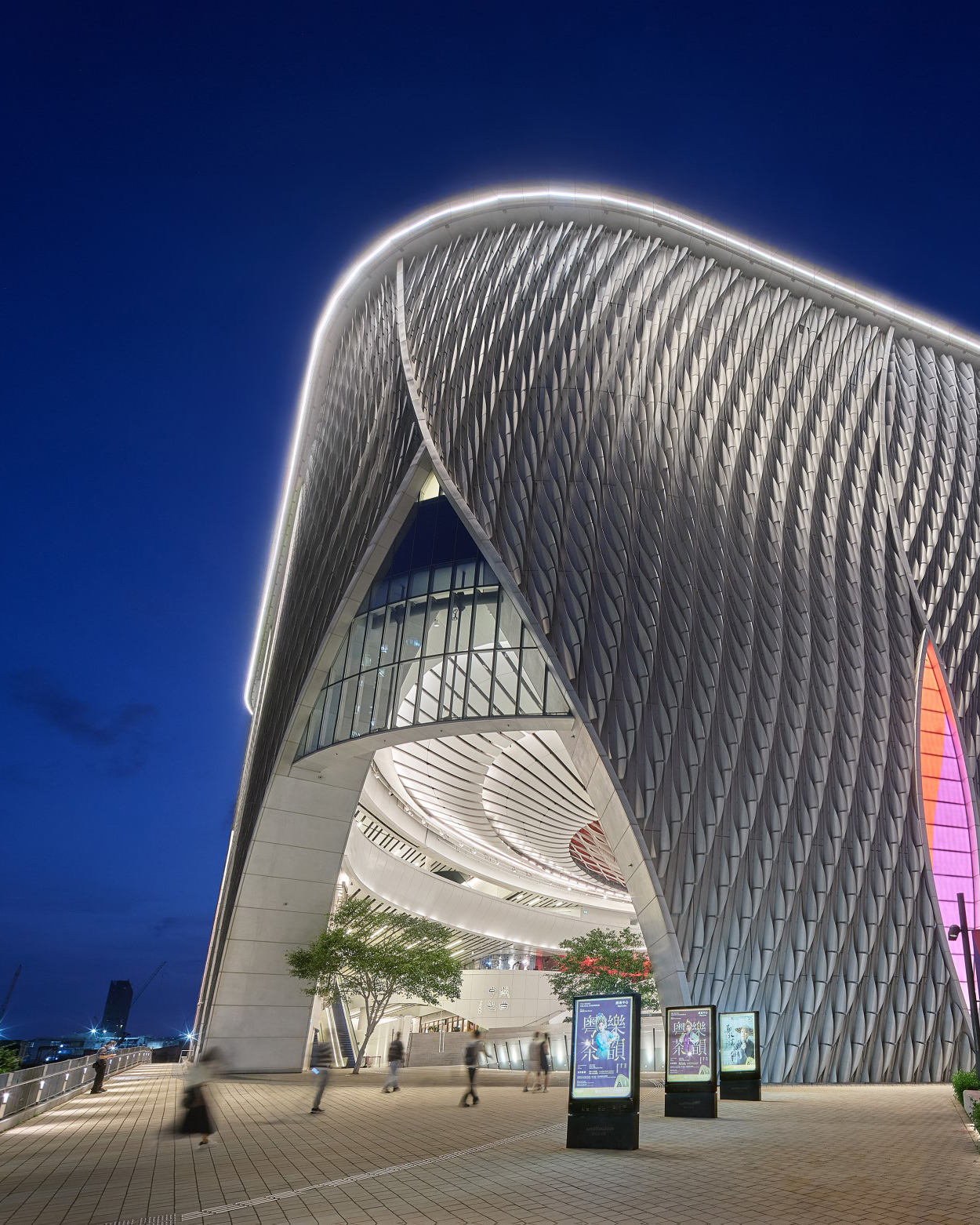 西九文化區管理局在6月24日宣布，西九演藝與瑞士綜合獨立製錶品牌Rolex勞力士展開全新合作計劃，由勞力士擔任西九演藝的專屬鐘錶合作夥伴，支持西九演藝旗下多項表演藝術活動。雙方表示是次合作象徵實現彼此共同願景，藉此推動香港及亞洲表演藝術發展和培育人才。