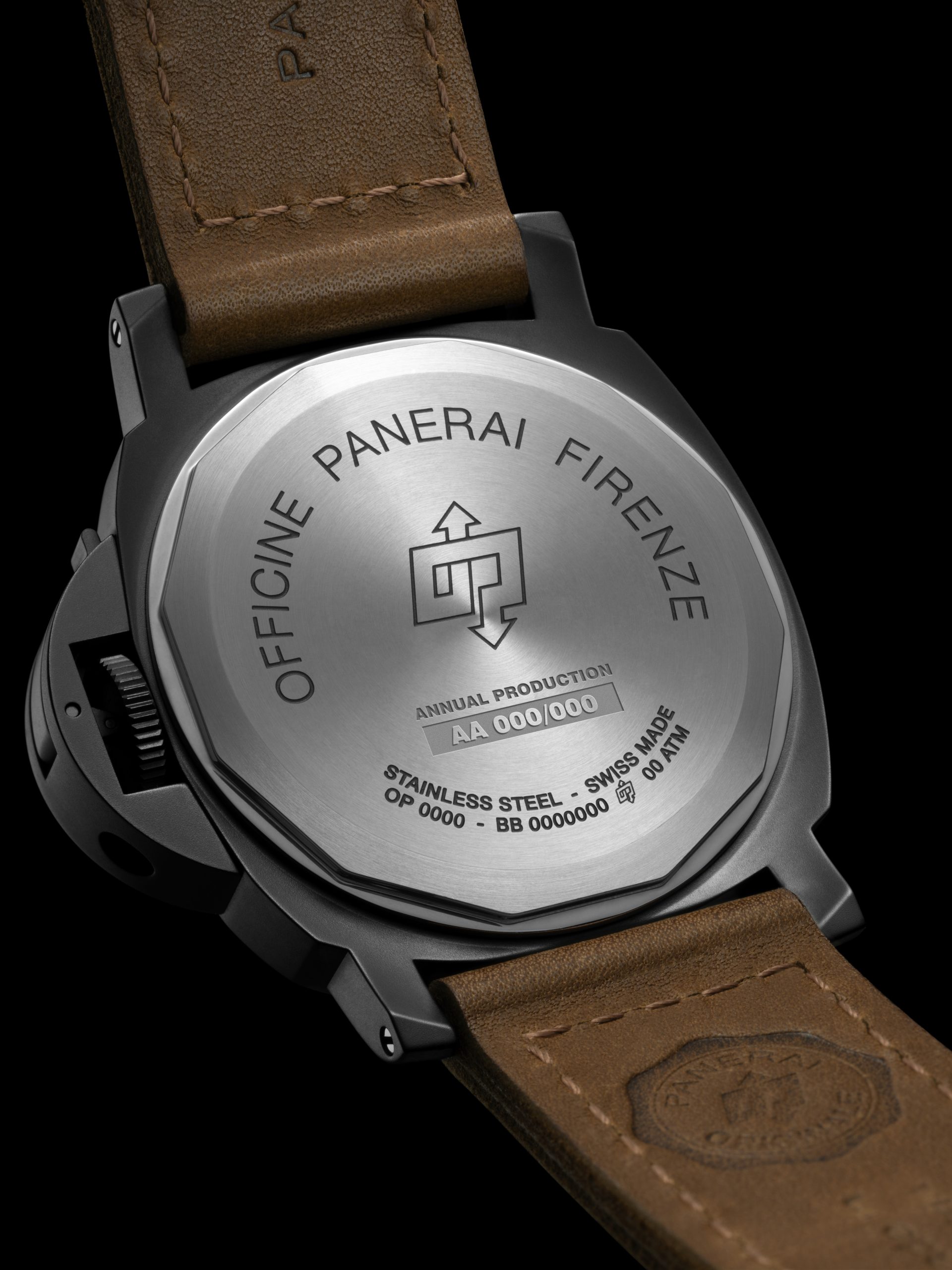密閉旋入式錶背刻有「Officine Panerai Firenze」字樣、OP（Officine Panerai）標誌及腕錶技術規格，防水深度達300米，適合日常佩戴及潛水需求。PHOTO/ PANERAI