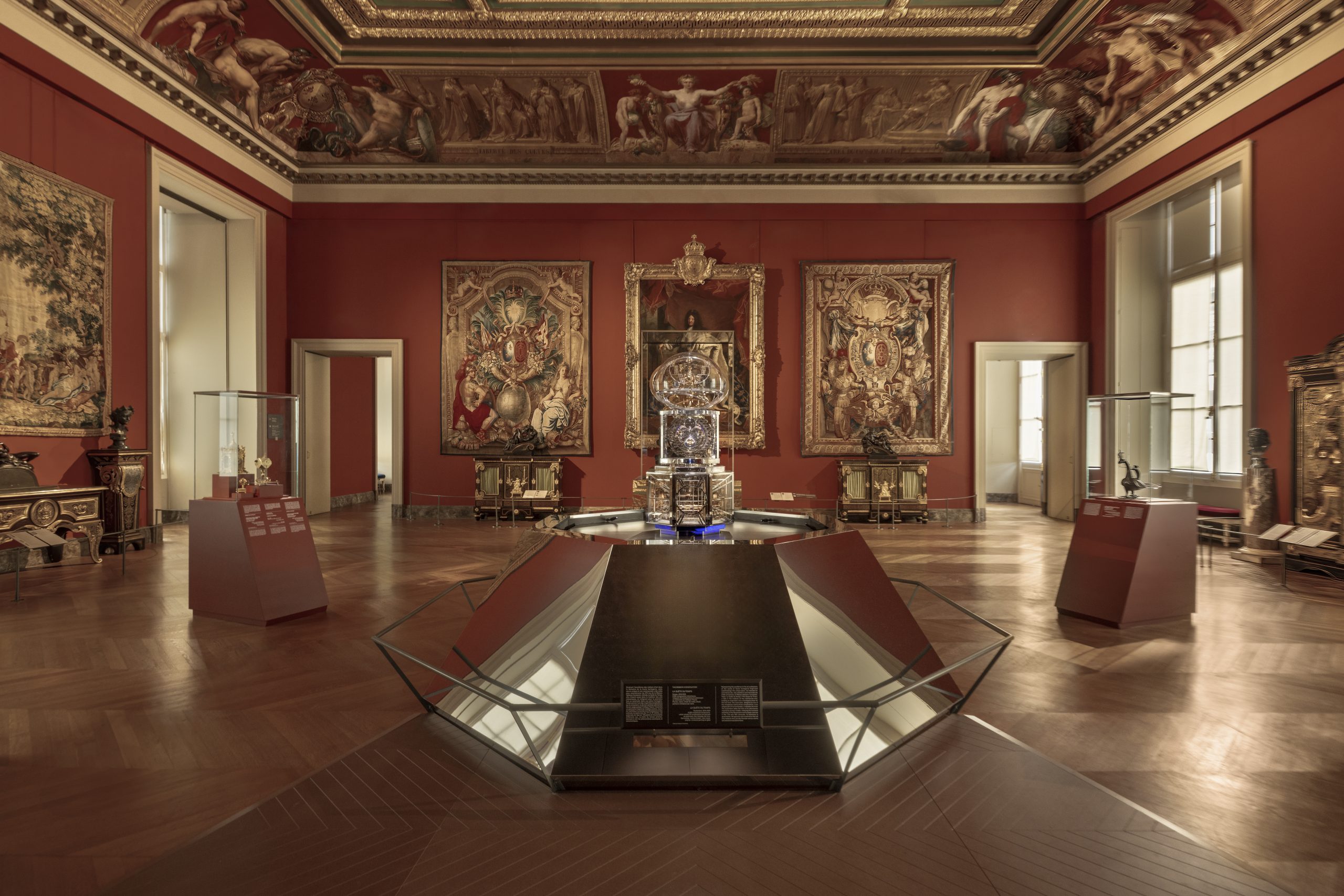 9月17日至11月12日,江詩丹頓於法國巴黎羅浮宮「Mécaniques d’Art」特別展覽舉行期間,發表全新La Quête du Temps座鐘和Métiers d’Art藝術大師系列Tribute to The Quest of Time腕錶,展示全新製錶技術成果。PHOTO/ VACHERON CONSTANTIN