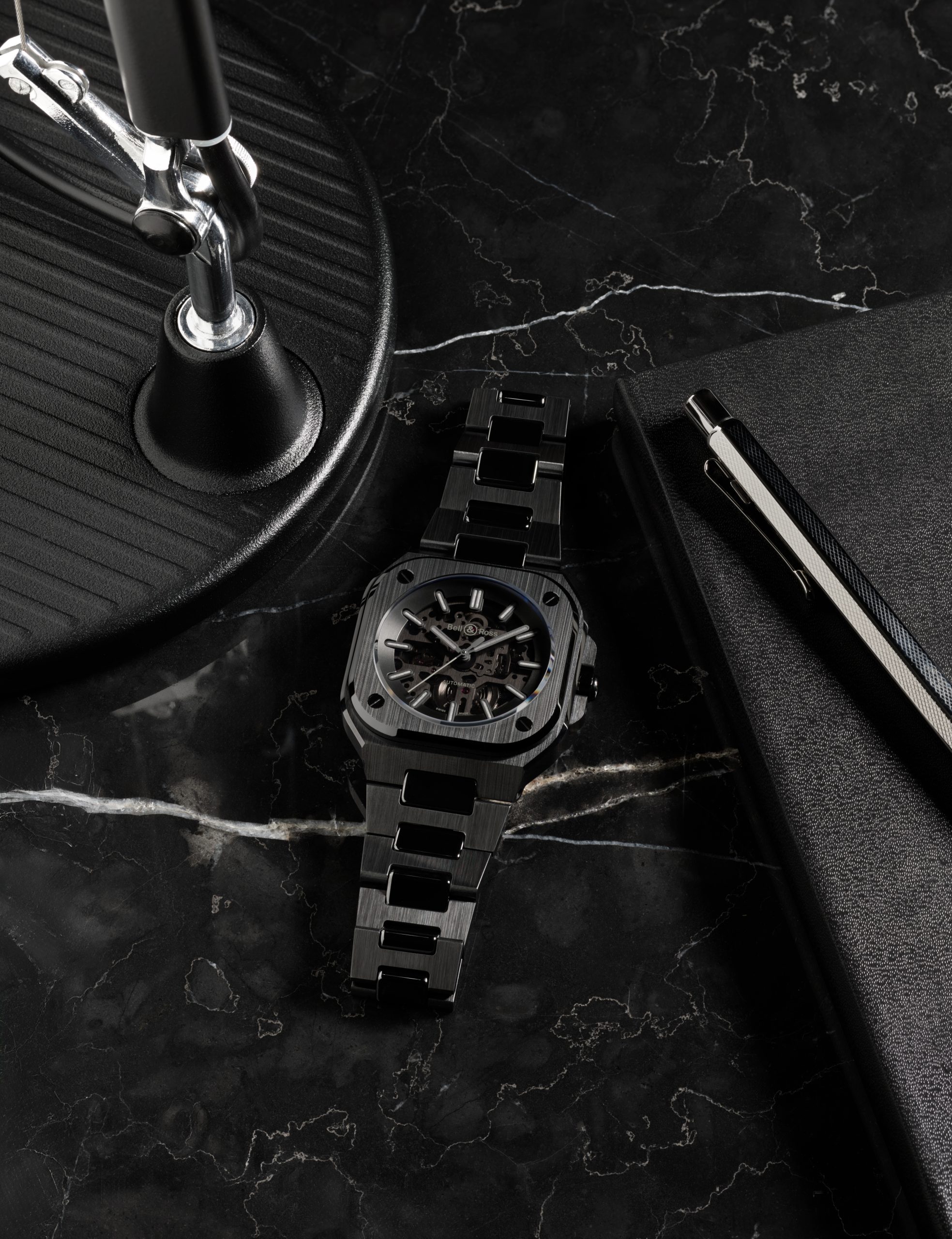Bell & Ross BR-05 Skeleton Phantom Ceramic腕錶配備全黑色科技陶瓷錶殼和一體式鏈帶,組件經過拋光和緞面交錯打磨,低調顯示黑色陶瓷之神秘亮澤。PHOTO/ BELL & ROSS