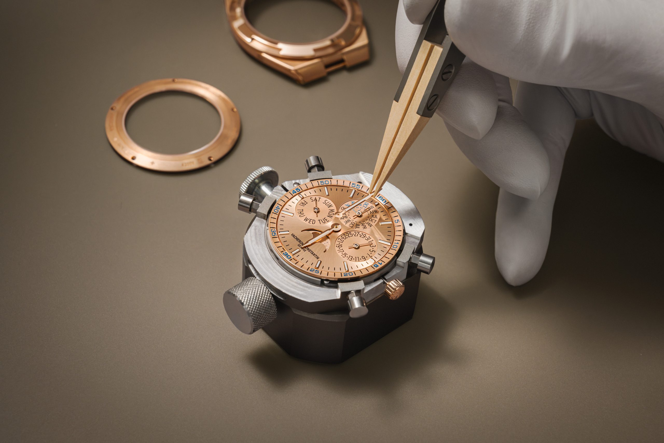 Vacheron Constantin江詩丹頓Overseas系列超薄萬年曆腕錶：通體粉紅金綻放溫潤光澤