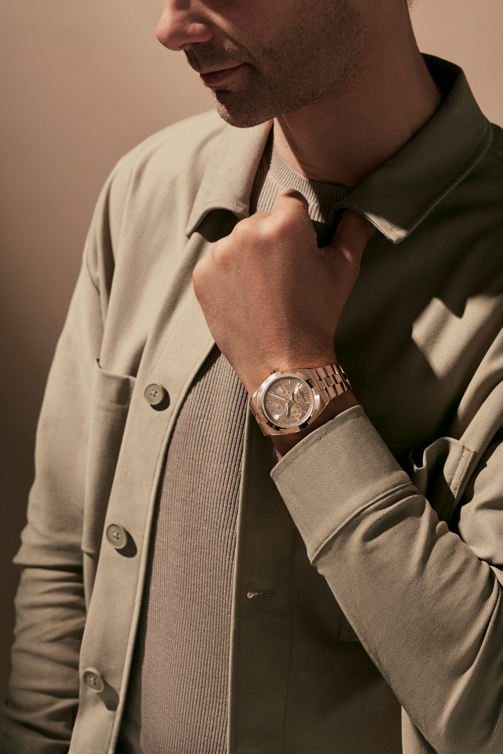 Vacheron Constantin江詩丹頓Overseas系列超薄萬年曆腕錶：通體粉紅金綻放溫潤光澤