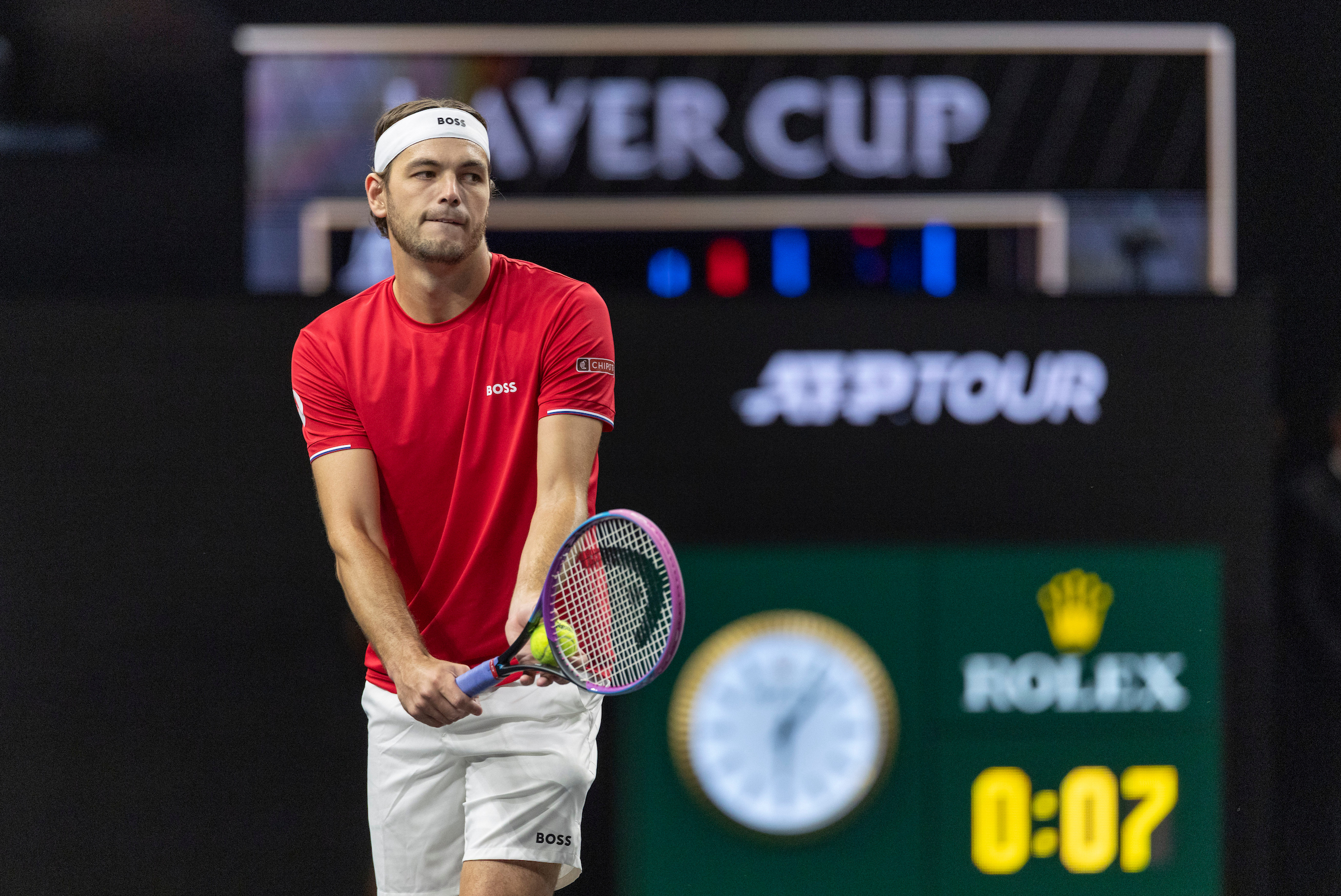 Rolex勞力士代言人兼ATP世界排名第4美國網球選手Taylor Fritz 在最後一場單打賽事對戰德國選手Alexander Zverev 。Fritz以比分6-3和7-6擊敗強敵。世界隊最終以總分15:9贏得利華盃。PHOTO/©Rolex/ Jed Jacobsohn