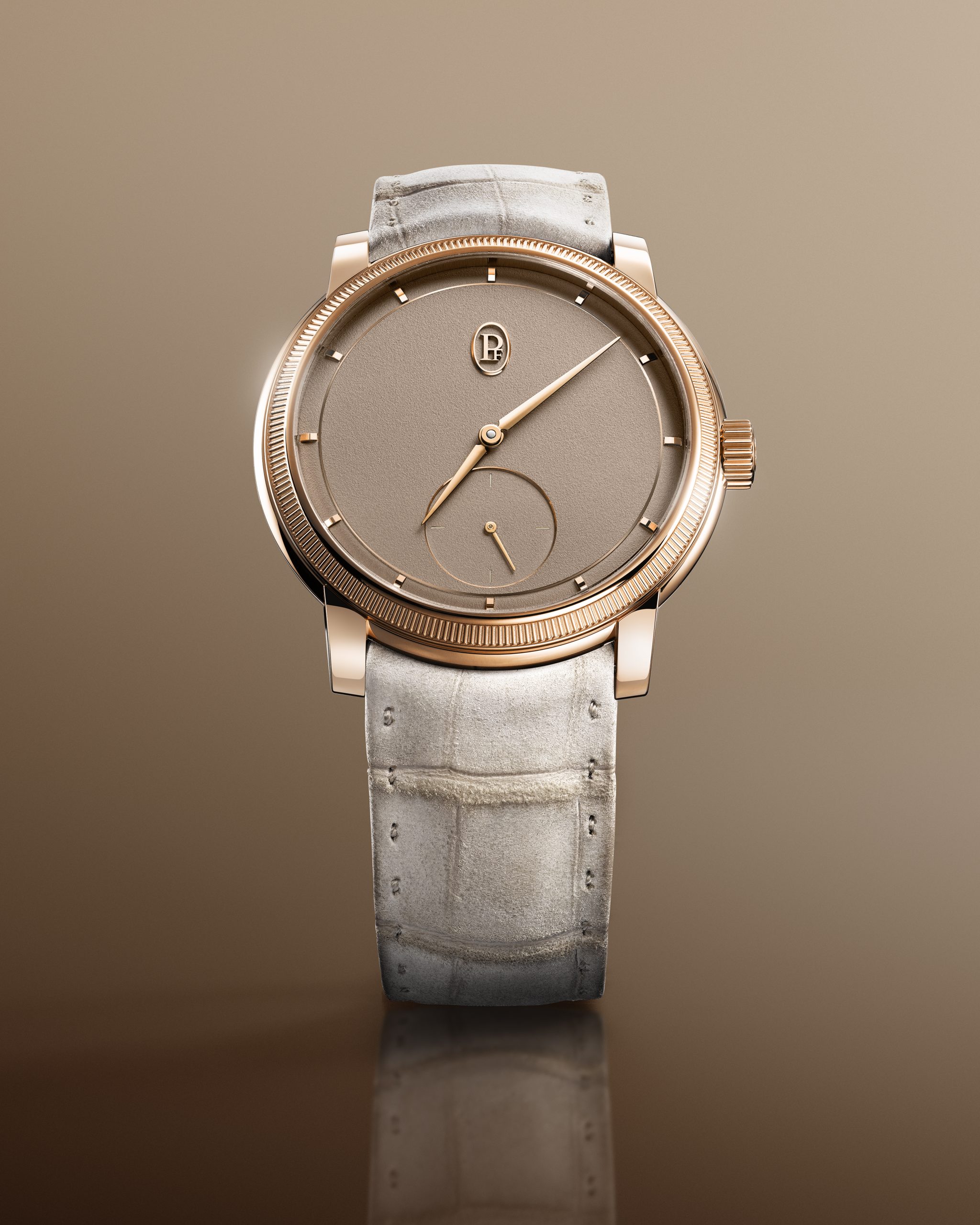 Toric系列Petite Seconde玫瑰金沙丘（Dune）錶款配備拋光18K玫瑰金錶殼和滾花表圈，襯砂金色手縫絨面鱷魚皮錶帶及18K玫瑰金針扣。PHOTO/ PARMIGIANI FLEURIER