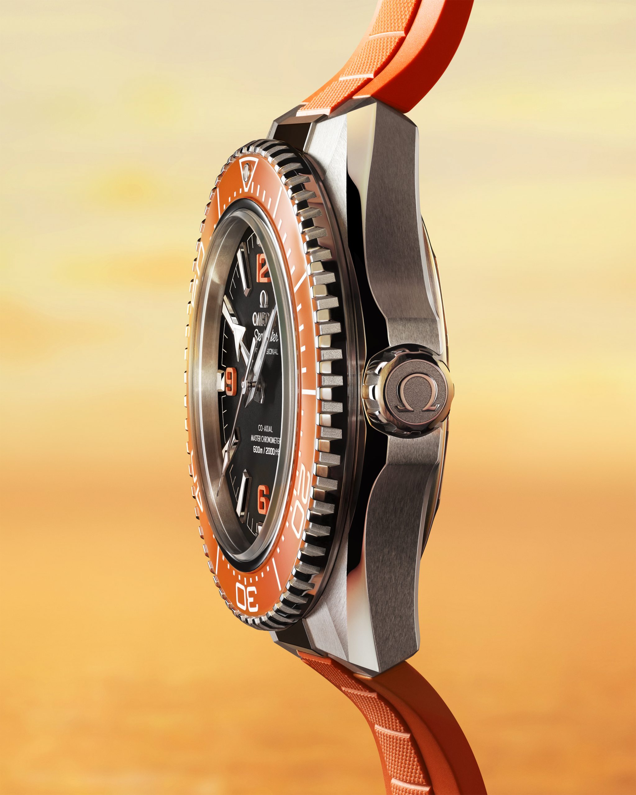 今年Planet Ocean迎來第四代蛻變，完美融合2005年初代經典與當代精緻美學。系列回歸42毫米單一尺寸，厚度大幅縮減至僅13.79毫米，相較第三代的16.1毫米更輕盈舒適，輕鬆滑入任何袖口，從純粹專業潛水裝備轉型為每日皆宜的奢華運動錶。PHOTO/ OMEGA