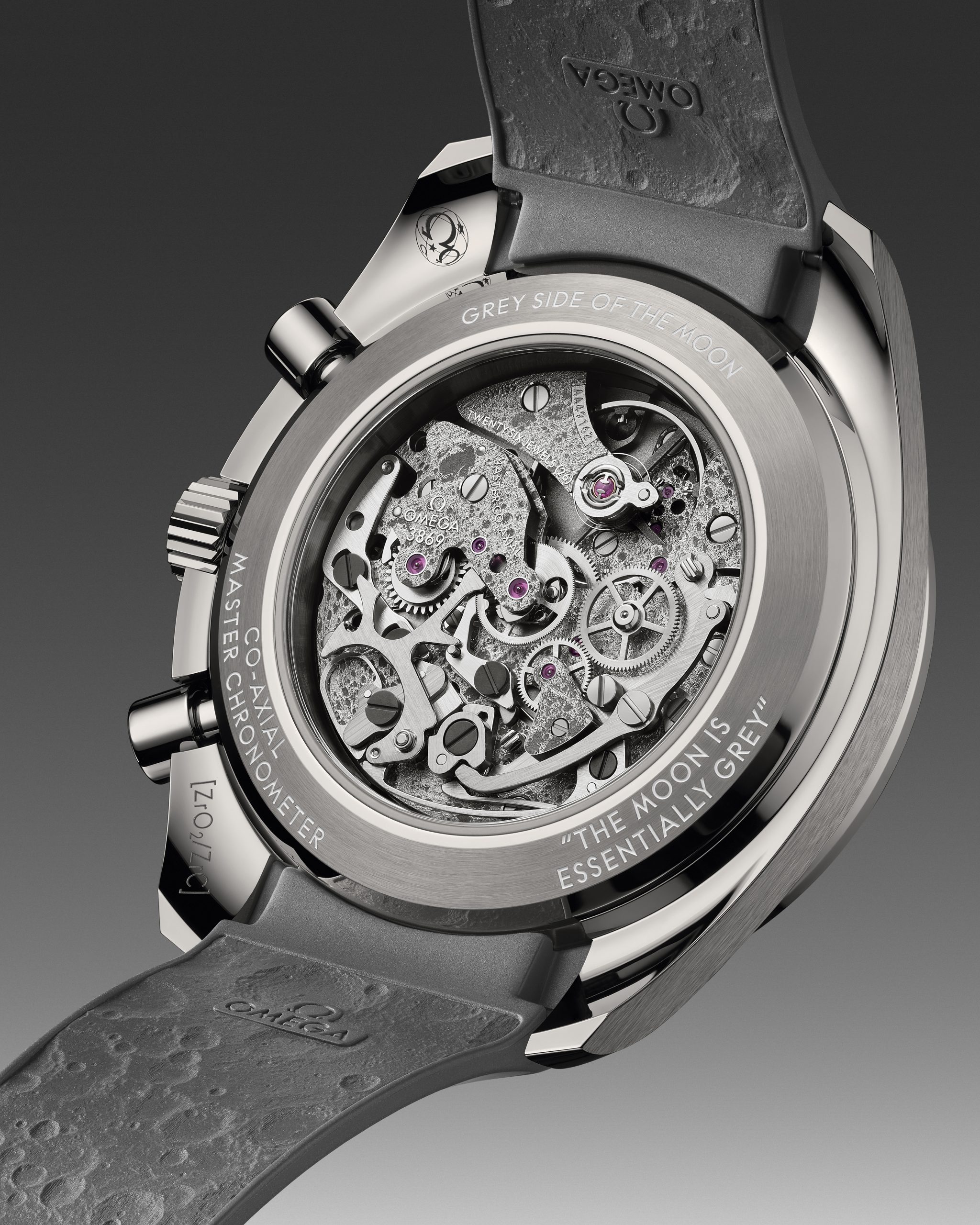 腕錶配備灰色橡膠錶帶襯月球紋襯裡，或灰色織紋錶帶配橡膠襯裡。PHOTO/ OMEGA