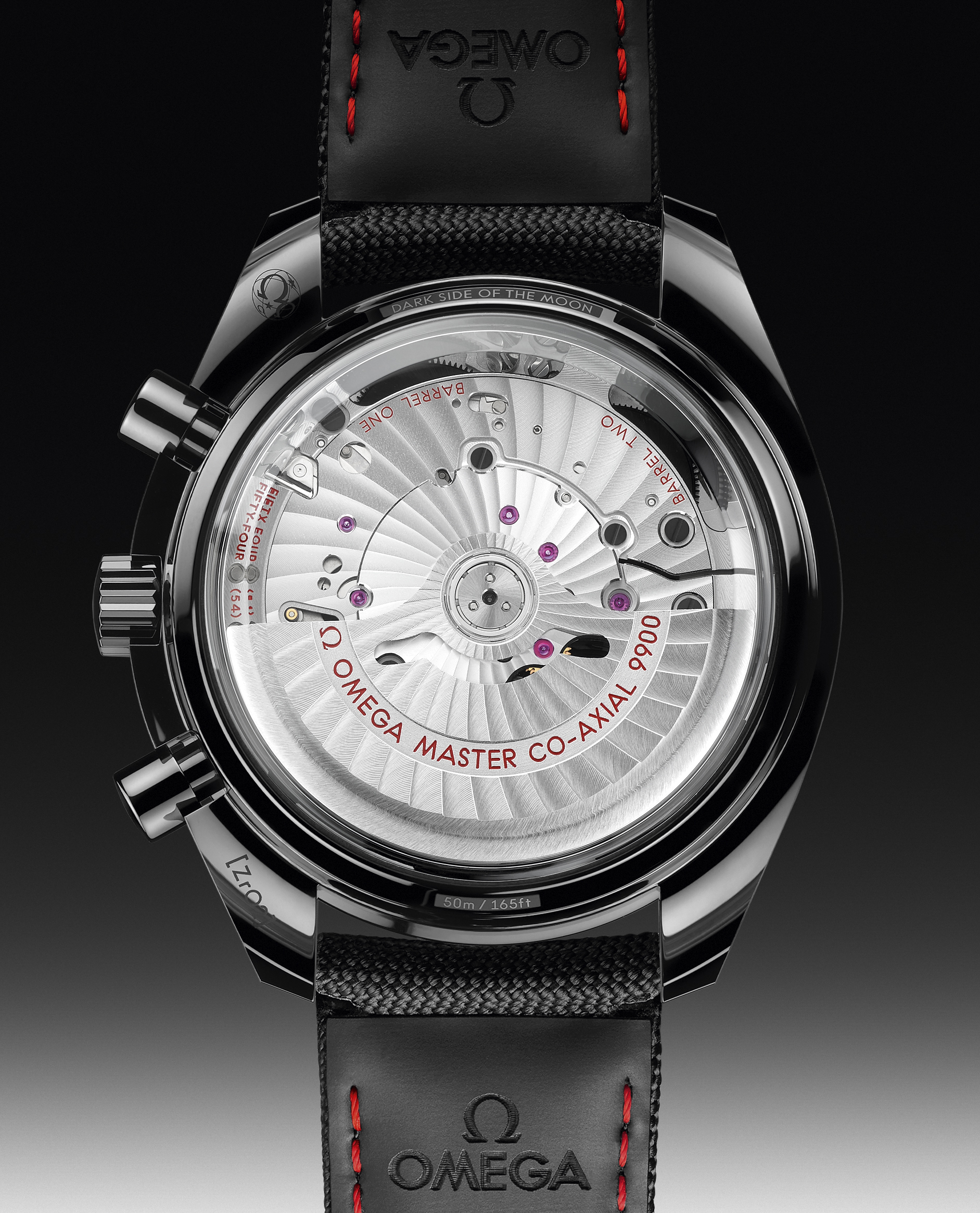 腕錶搭載9900 Co-Axial Master Chronometer自動機芯，提供時間顯示、日曆顯示和計時功能，配備串聯式雙發條盒，動力儲備60小時；配備12小時及60分鐘計時盤，內設矽游絲，構造有效抵擋15,000高斯磁場。PHOTO/ OMEGA