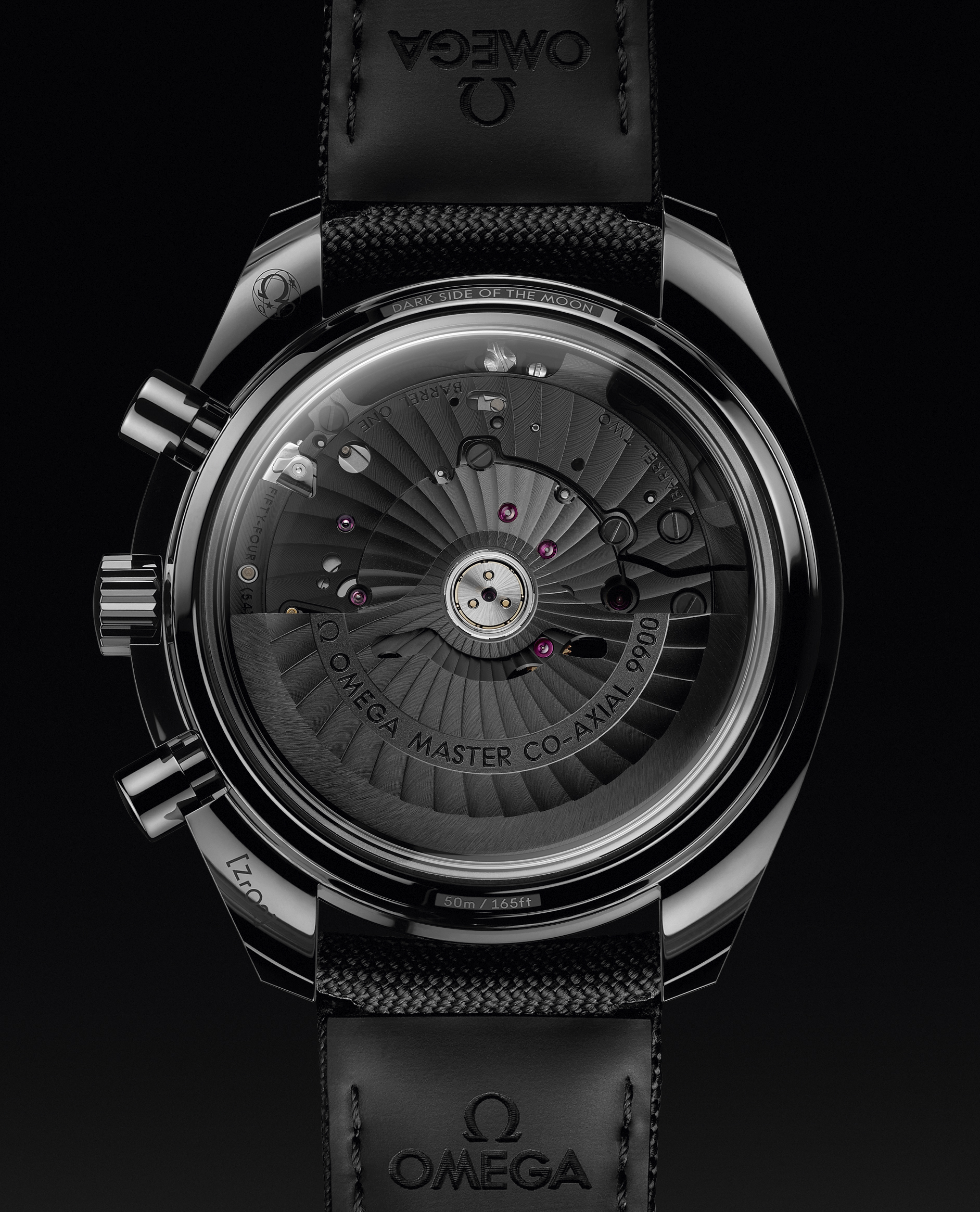 亮黑版9900 Co-Axial Master Chronometer機芯，性能與構造跟重塑原版型號相若，但機芯零件經過黑化處理，呈深黑色亮澤，是此型號腕錶亮點之一。