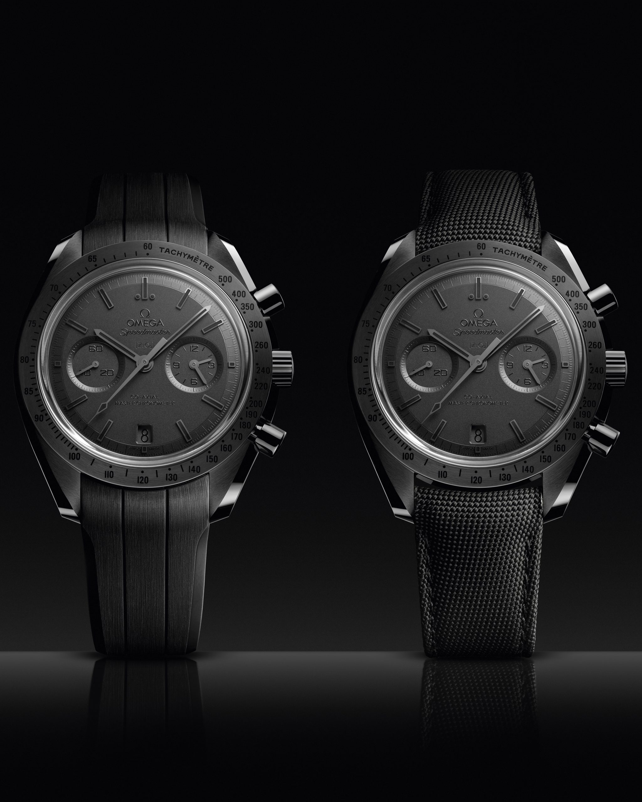 全黑色陶瓷錶盤經過鐳射噴砂工藝處理，配光亮黑色打磨斜邊小時刻度和黑色指針，通過光影變化描繪錶盤細節。PHOTO/ OMEGA